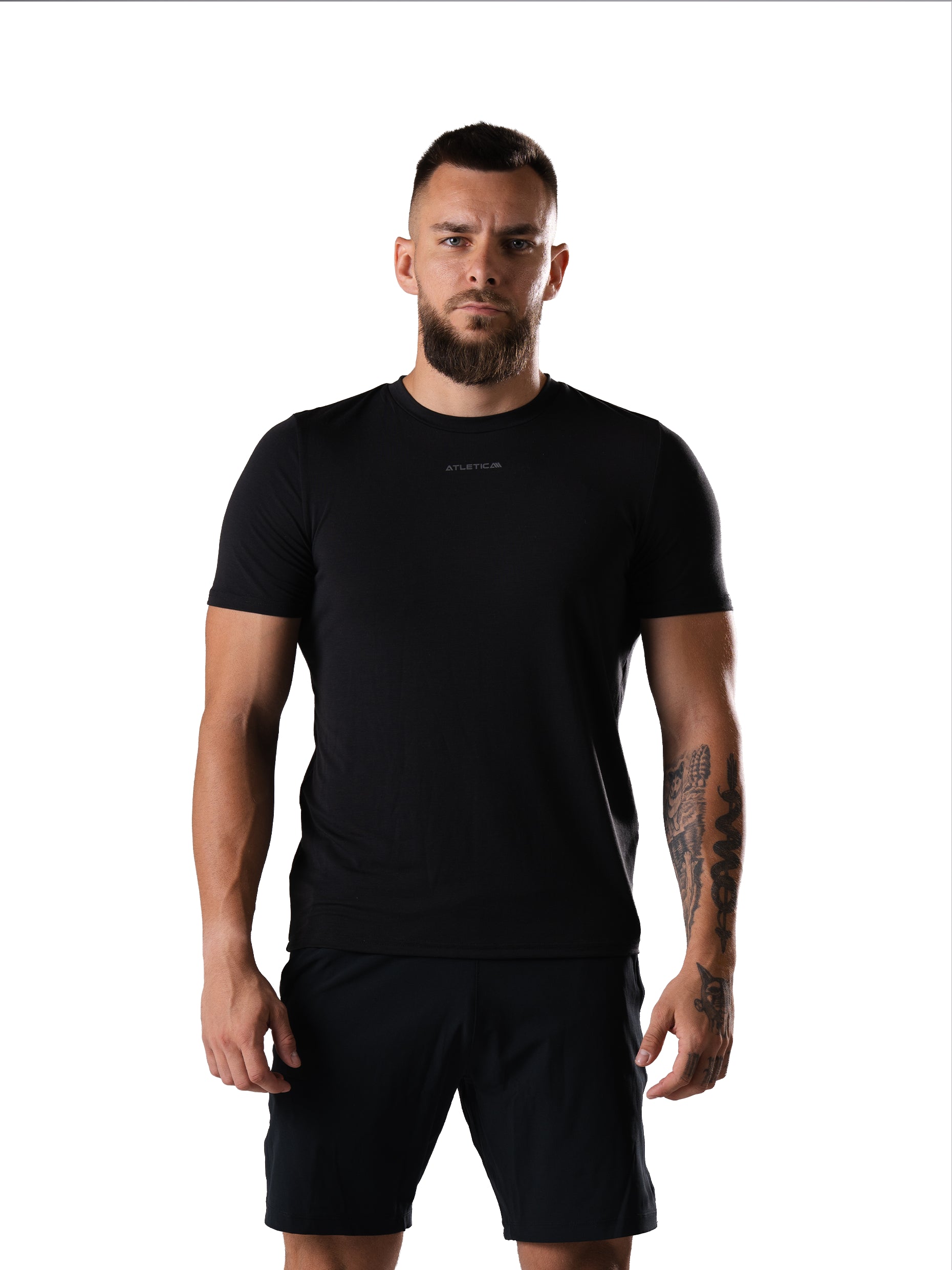 Mann im Flex Train T-Shirt in Schwarz von Atletica, Trainingsshirt für Männer, Frontansicht