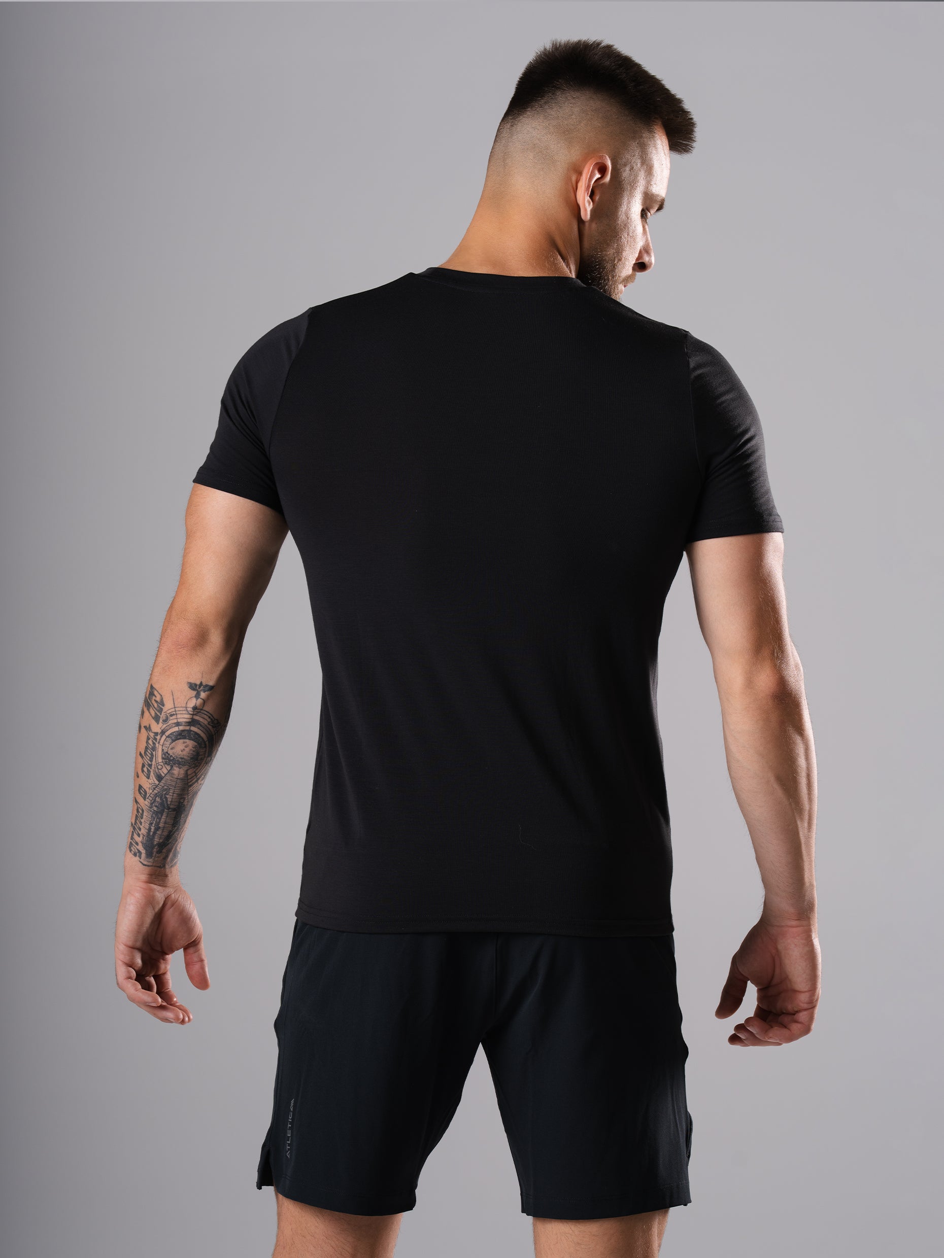 Schräge Rückansicht des Flex Train T-Shirts in Schwarz von Atletica