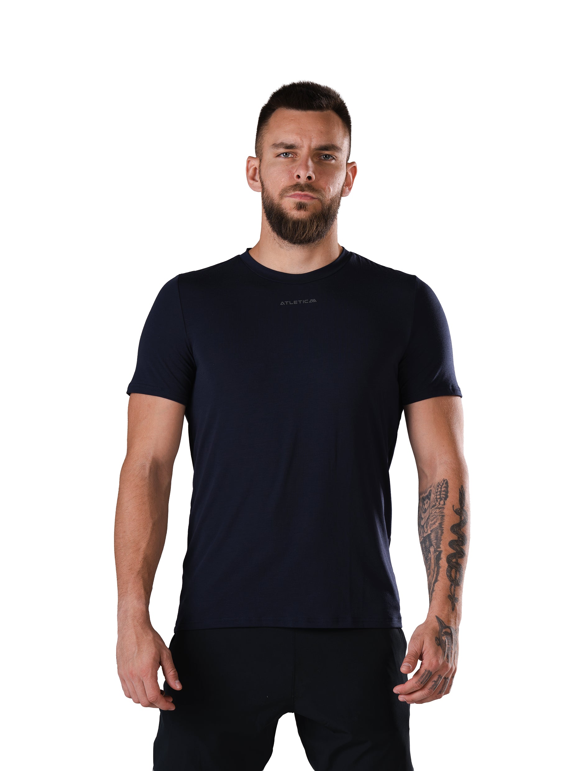 Mann im Flex Train T-Shirt in Dark Navy von Atletica, Trainingsshirt für Männer, Frontansicht