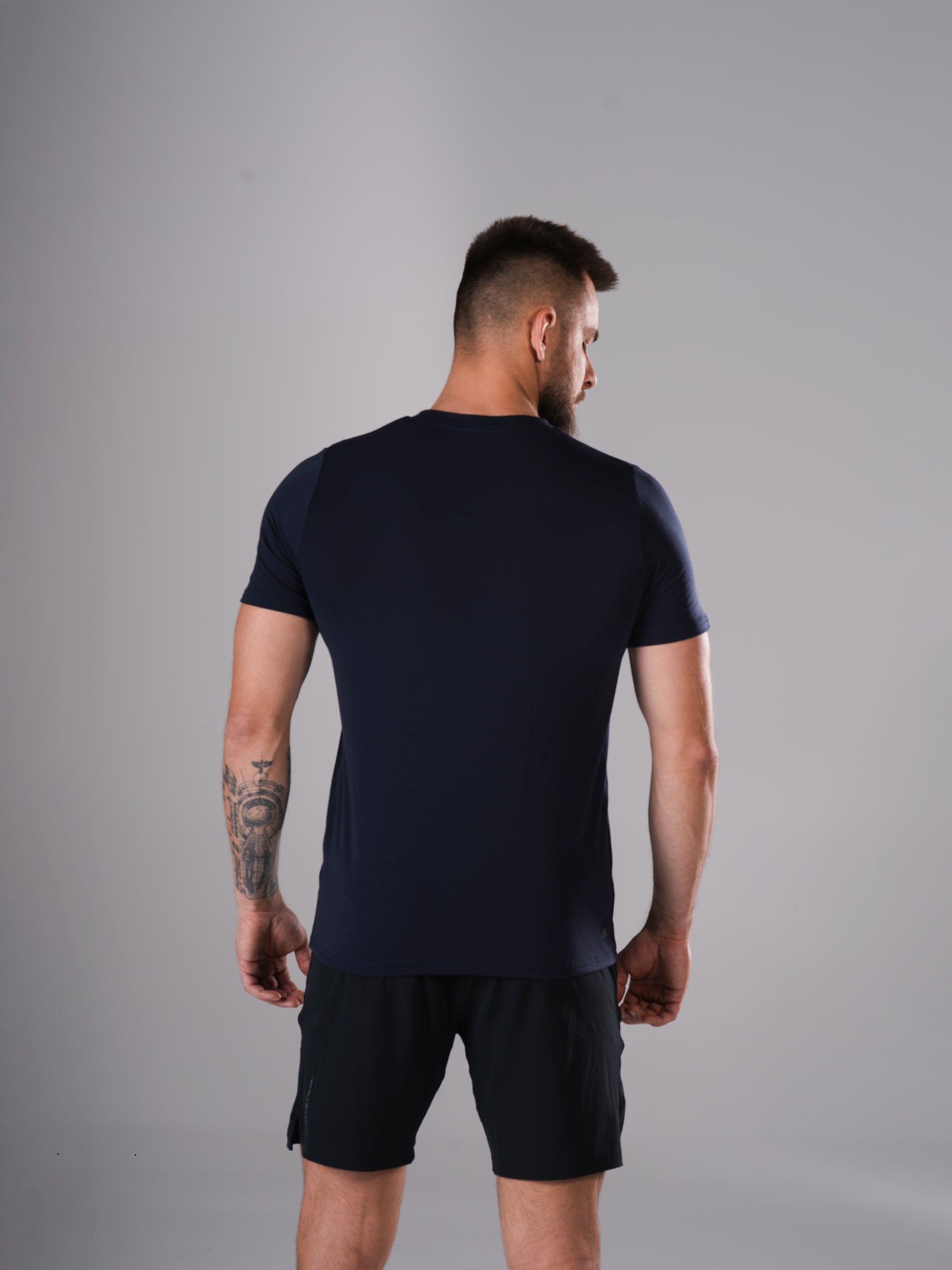 Schräge Rückansicht des Flex Train T-Shirts in Dark Navy von Atletica