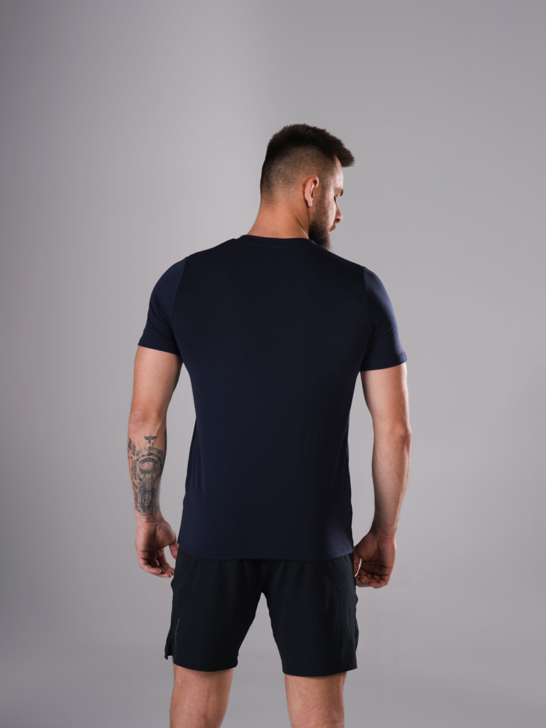 Schräge Rückansicht des Flex Train T-Shirts in Dark Navy von Atletica