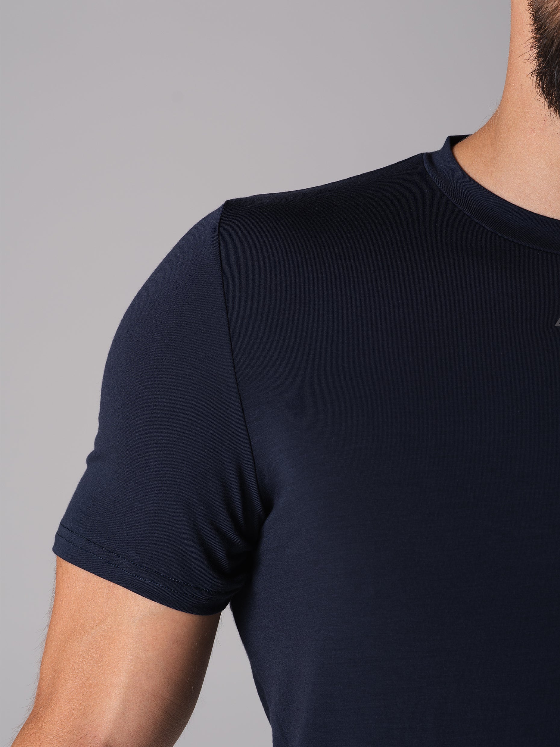 Nahaufnahme von Schulter und Ärmel am Flex Train T-Shirt in Dark Navy von Atletica