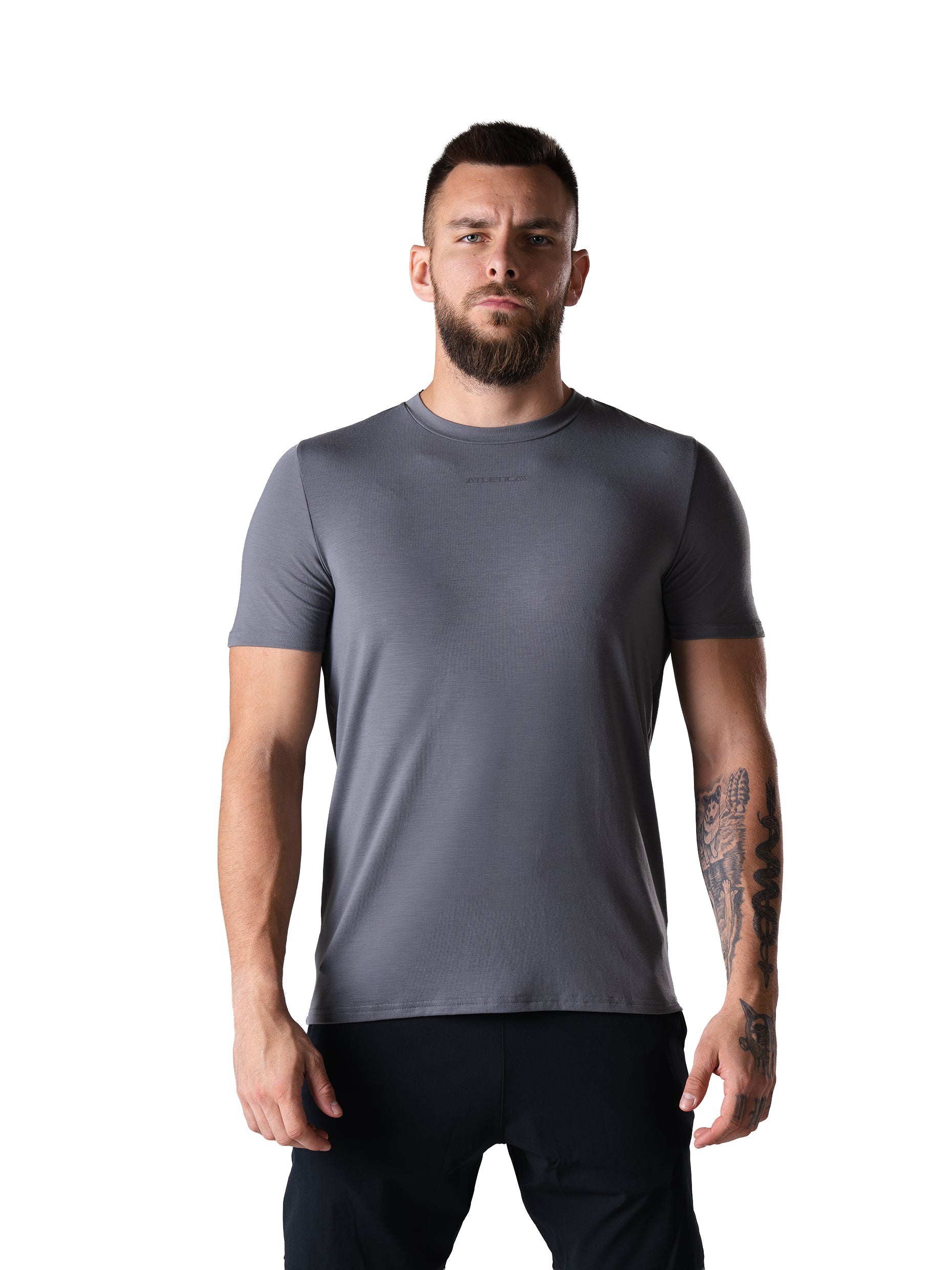 Mann im Flex Train T-Shirt in CastleRock Grey von Atletica, Trainingsshirt für Männer, Frontansicht