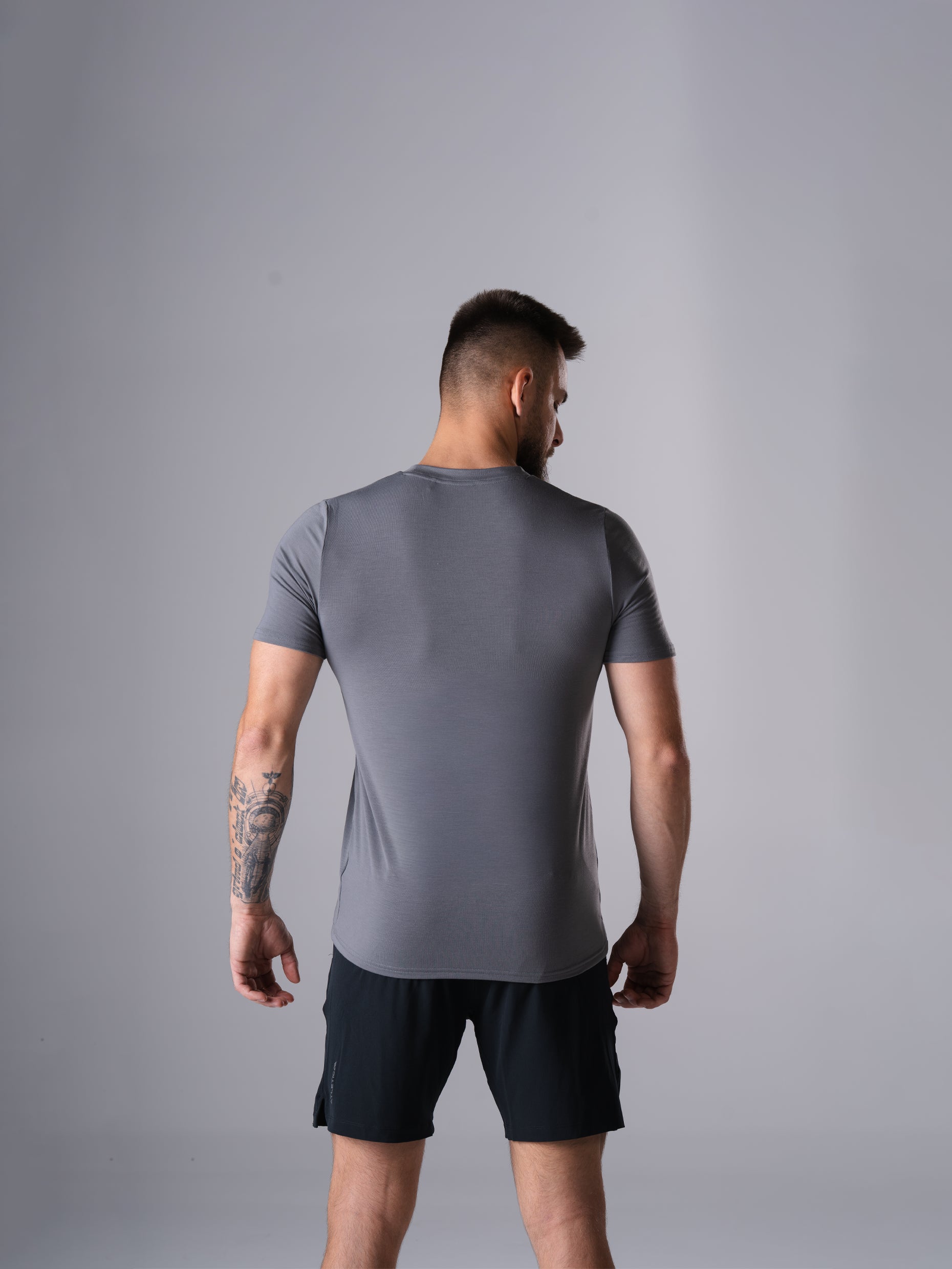 Schräge Rückansicht des Flex Train T-Shirts in CastleRock Grey von Atletica