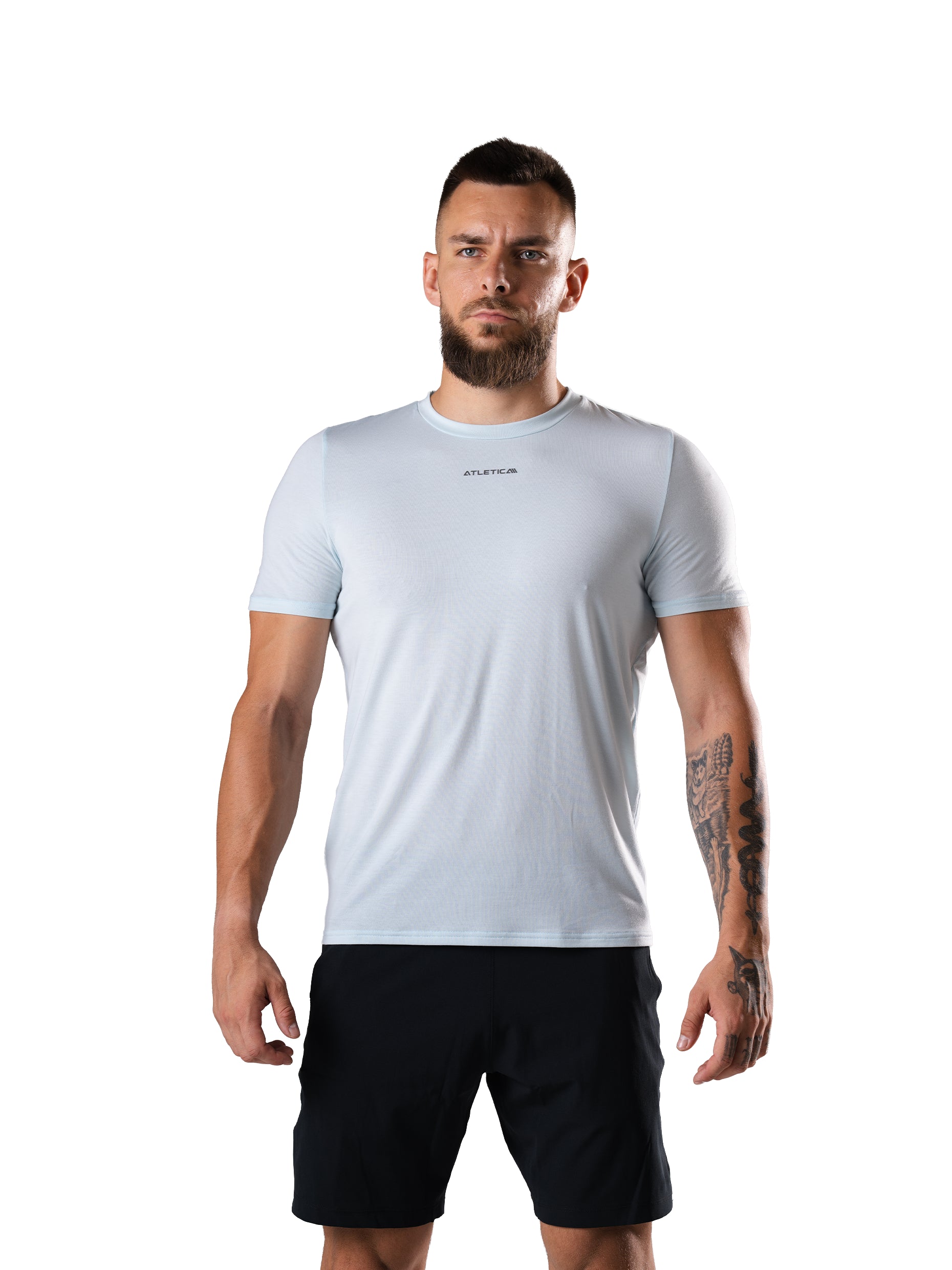 Mann im Flex Train T-Shirt in Ice Blue von Atletica, Trainingsshirt für Männer, Frontansicht