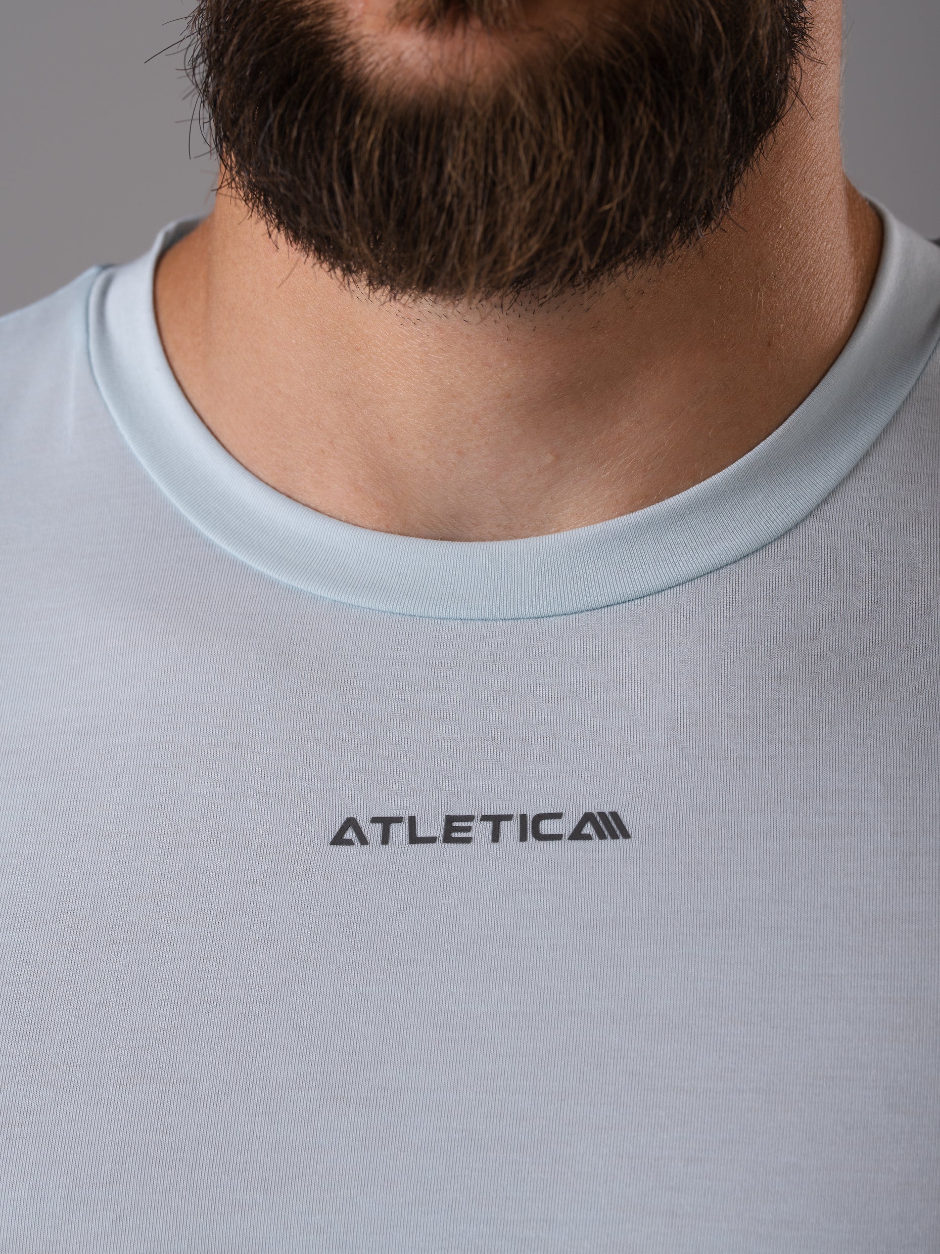 Nahaufnahme des Rundhalsausschnitts mit Logo am Flex Train T-Shirt in Ice Blue von Atletica