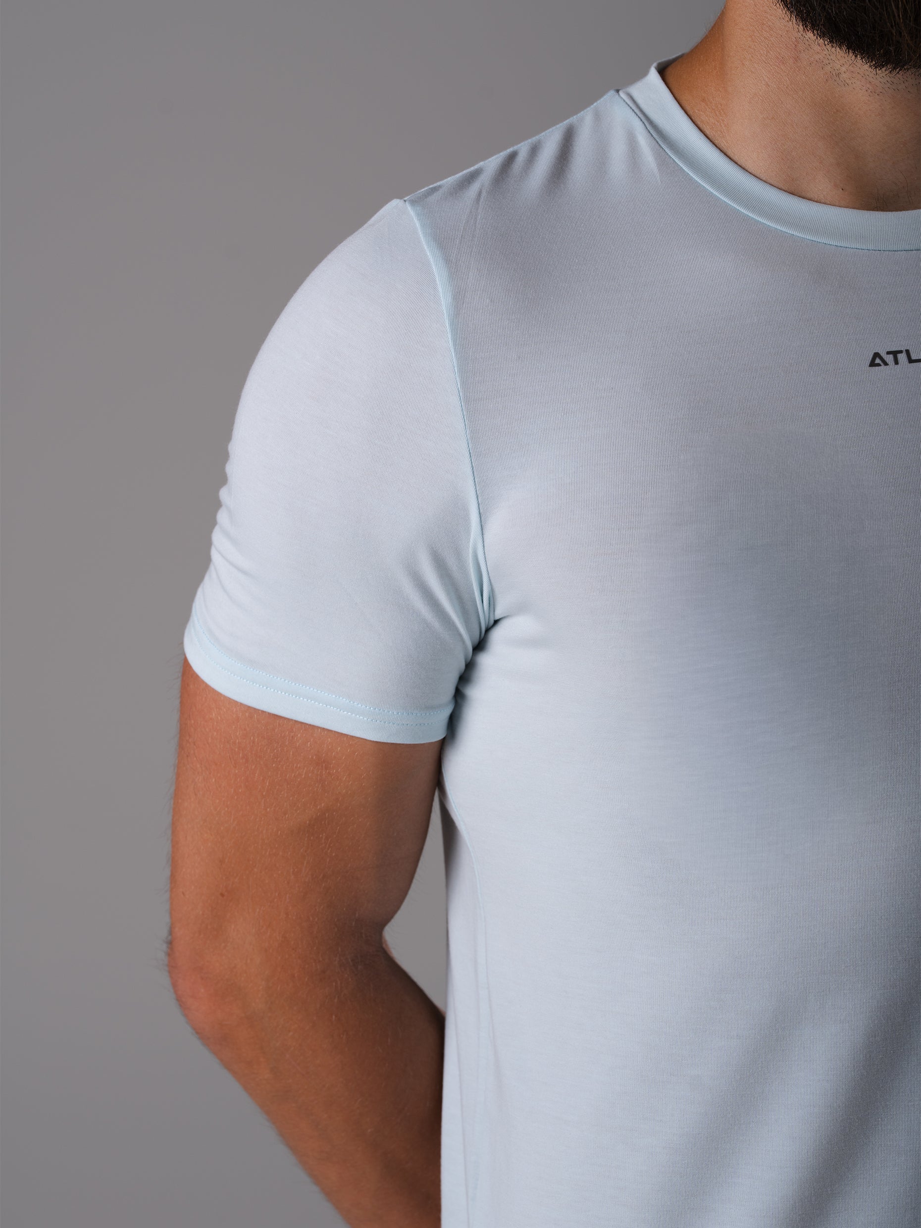 Nahaufnahme des Ärmels am Flex Train T-Shirt in Ice Blue von Atletica