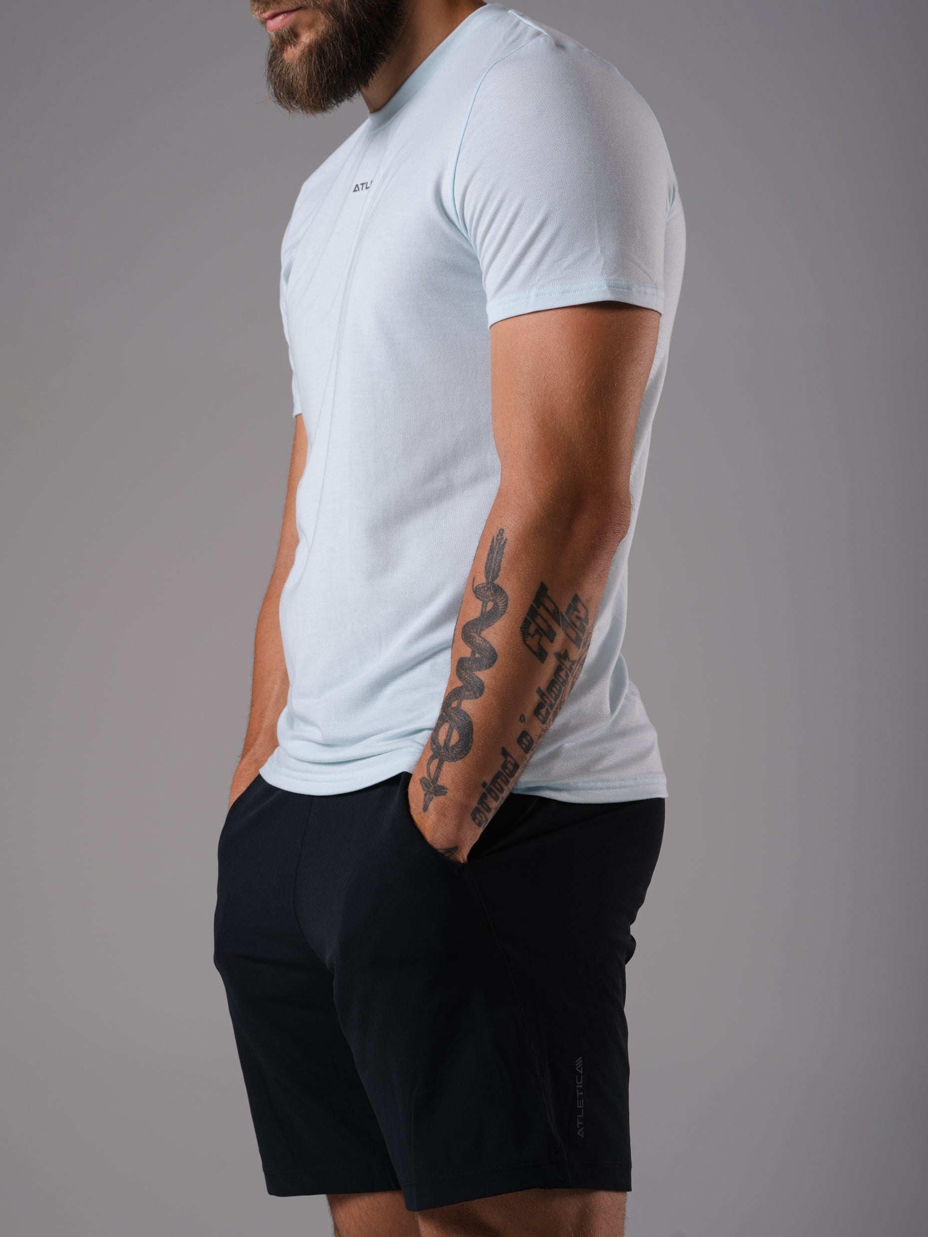Seitliche Ansicht des Flex Train T-Shirts in Ice Blue von Atletica am Model