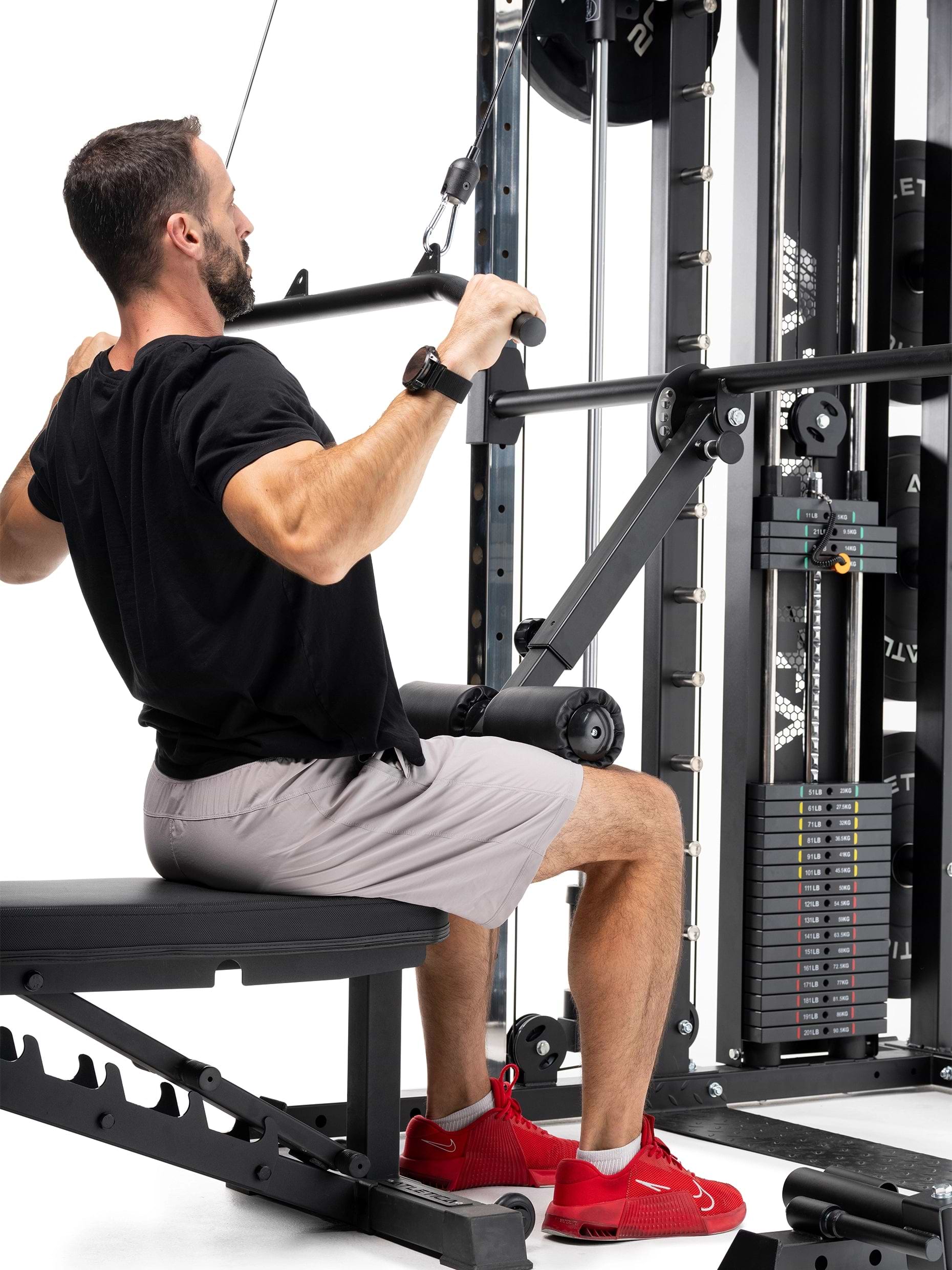 Lat Pulldowns an der Fortress Kraftstation