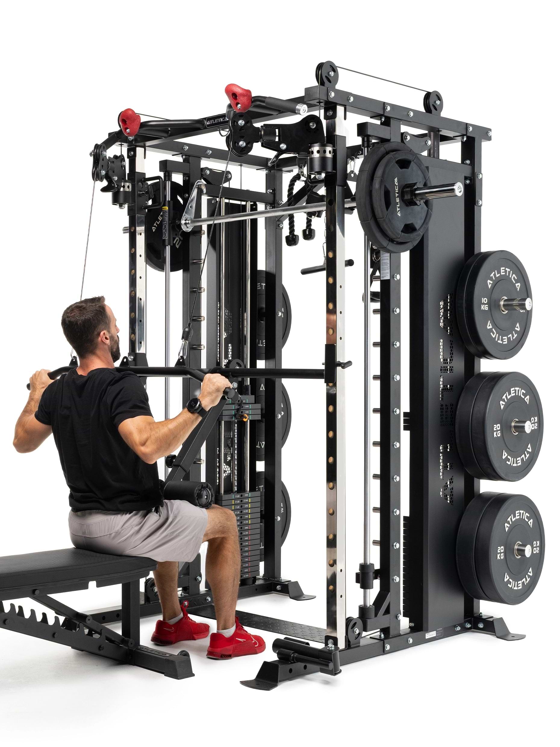 Lat Pulldowns am Latzug der Fortress Kraftstation