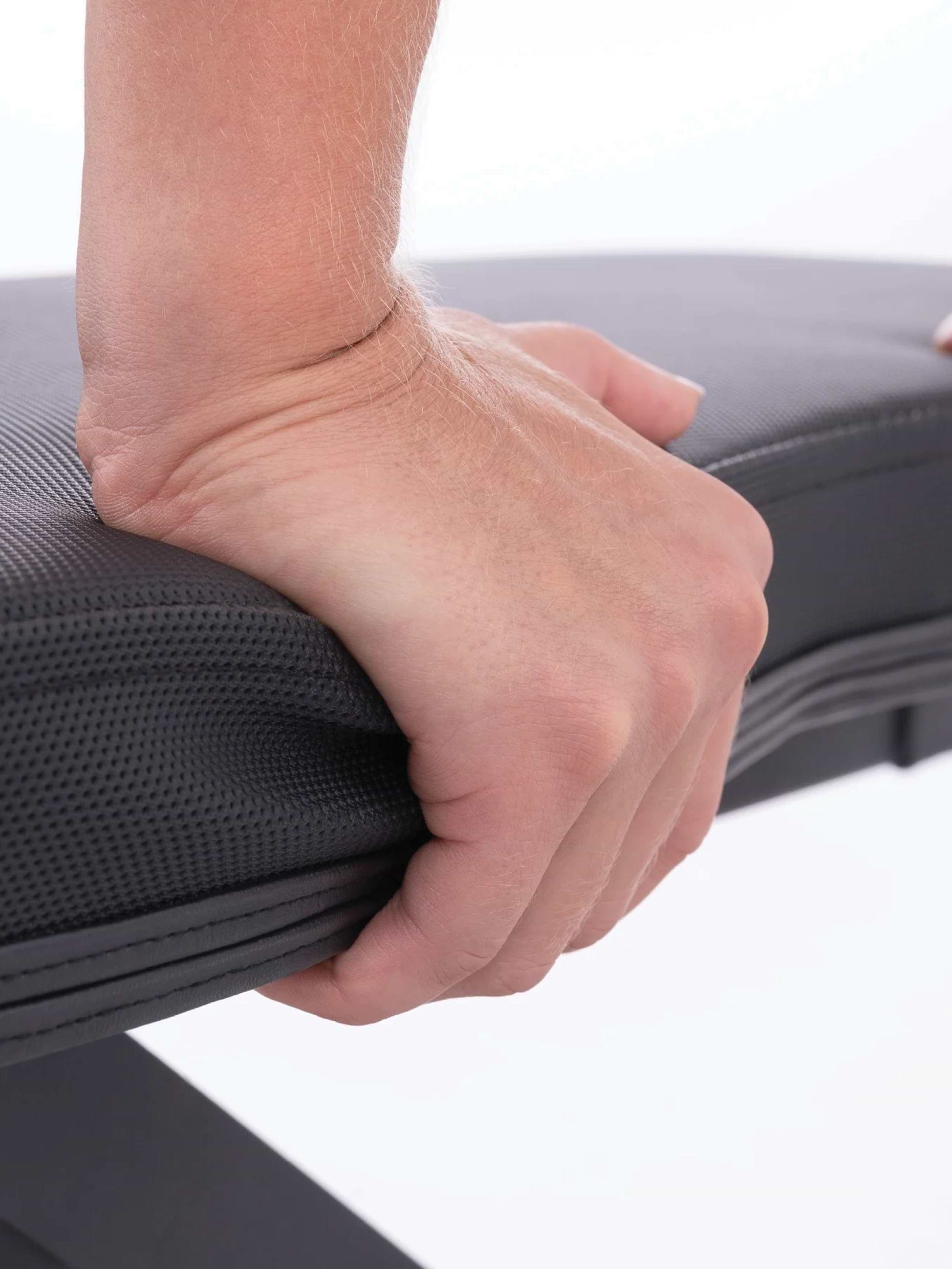 Schrägbank B2 negativ verstellbar: Mesh, mit einer 6cm dicken Polsterung, ergänzt mit Schwamm im Inneren, in schwarz