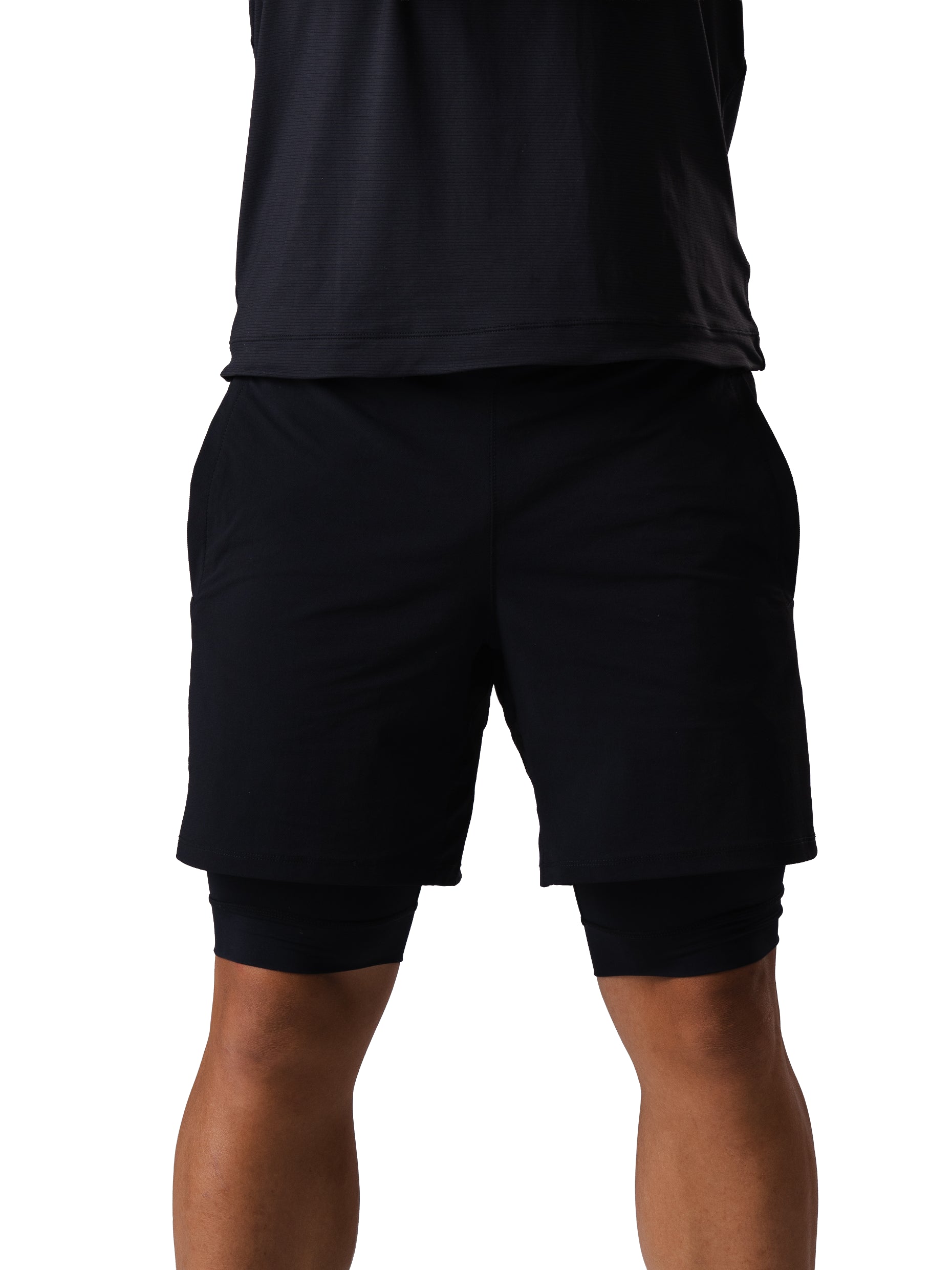 Mann in den Hard Lift Shorts in Schwarz von Atletica, 2-in-1-Trainingsshorts fürs Krafttraining, Frontansicht