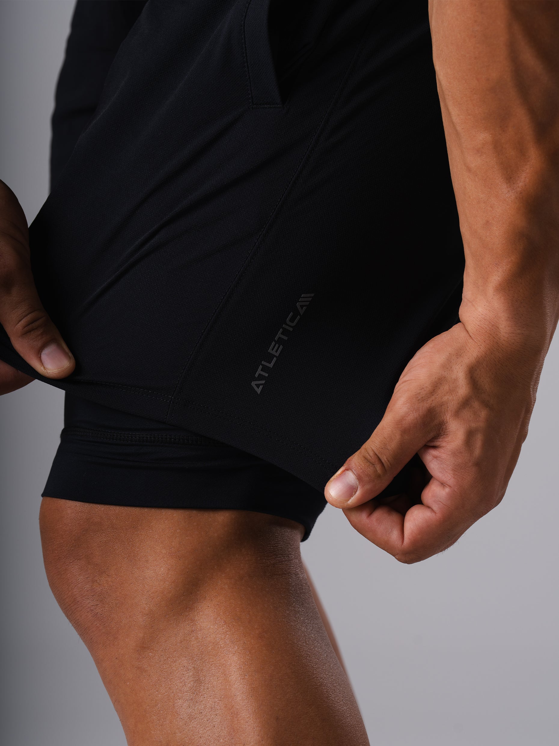Detailansicht der Innenhose der schwarzen Hard Lift Shorts von Atletica