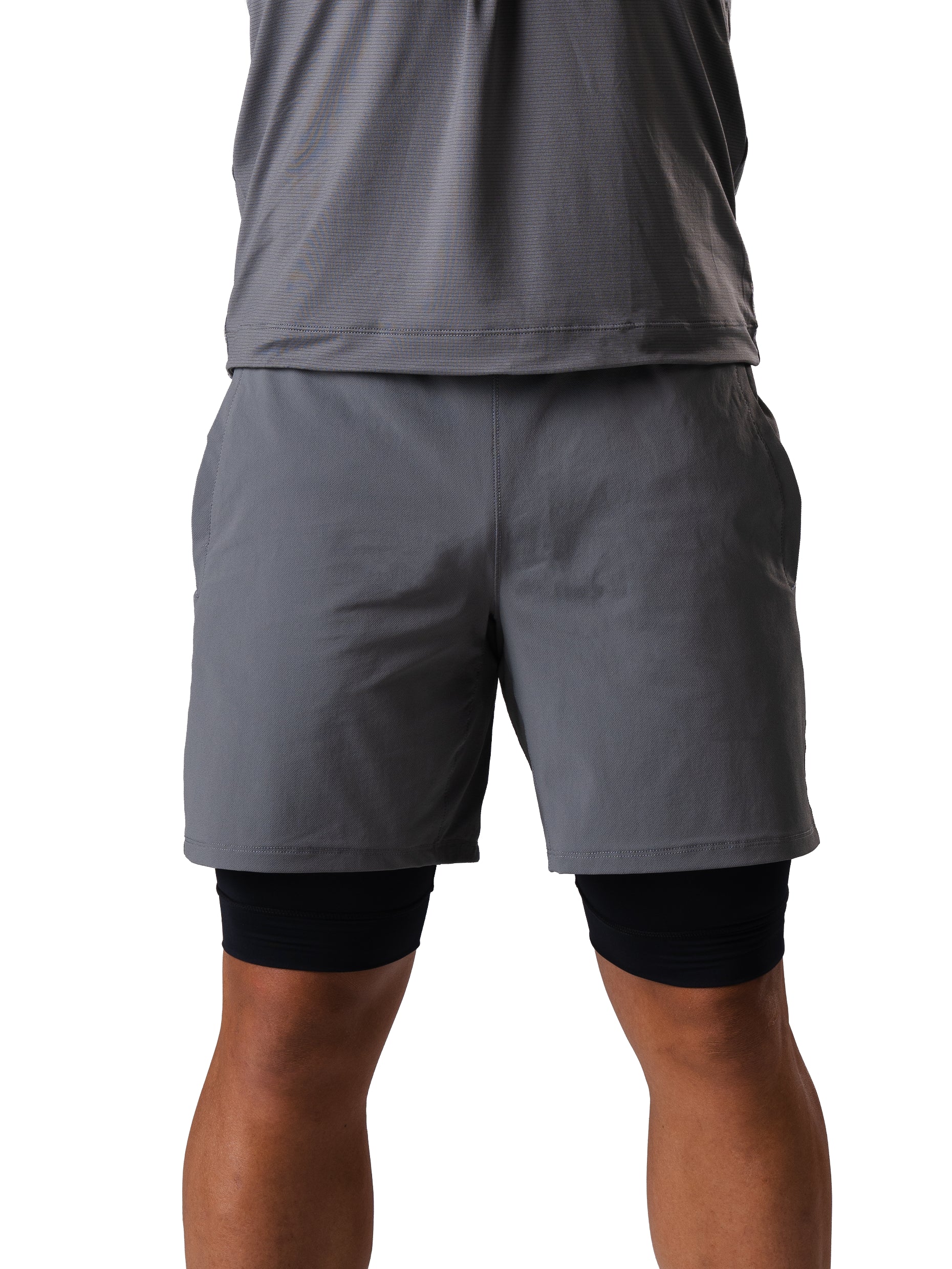Mann in den Hard Lift Shorts in CastleRock Grey von Atletica, 2-in-1-Trainingsshorts fürs Krafttraining, Frontansicht