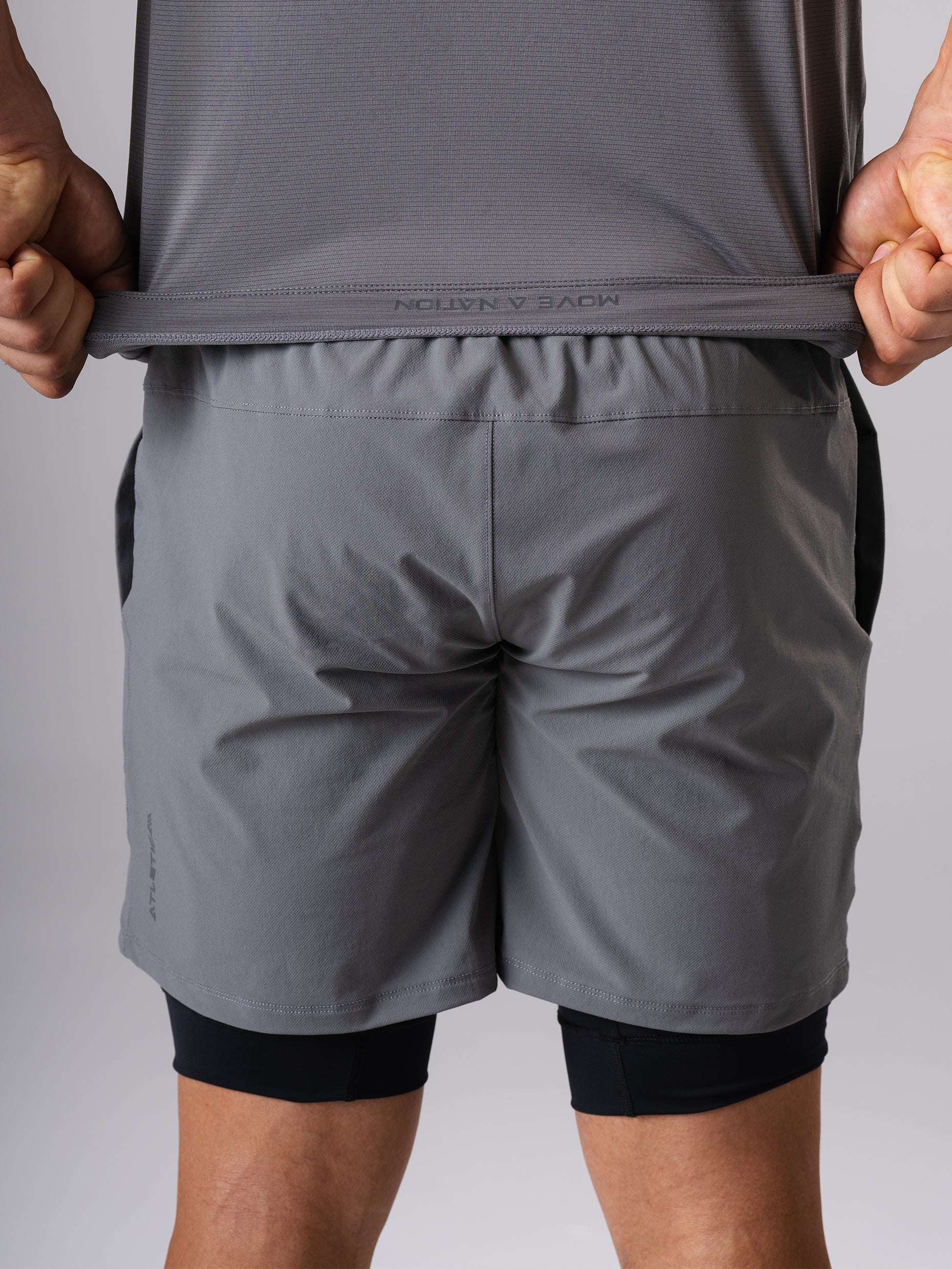Rückansicht der Hard Lift Shorts in CastleRock Grey von Atletica mit schwarzer Innenhose
