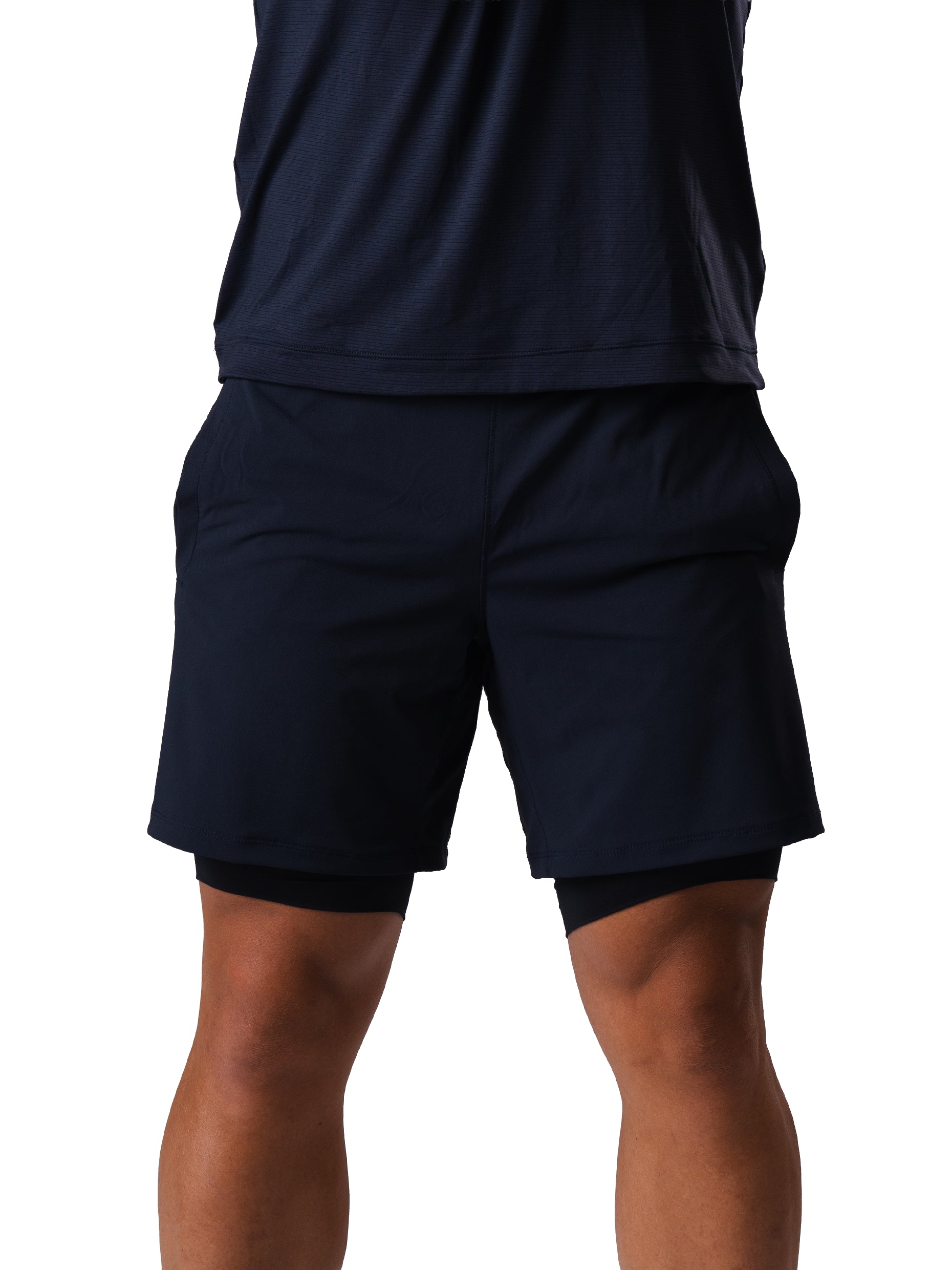 Mann in den Hard Lift Shorts in Dark Navy von Atletica, 2-in-1-Trainingsshorts fürs Krafttraining, Frontansicht
