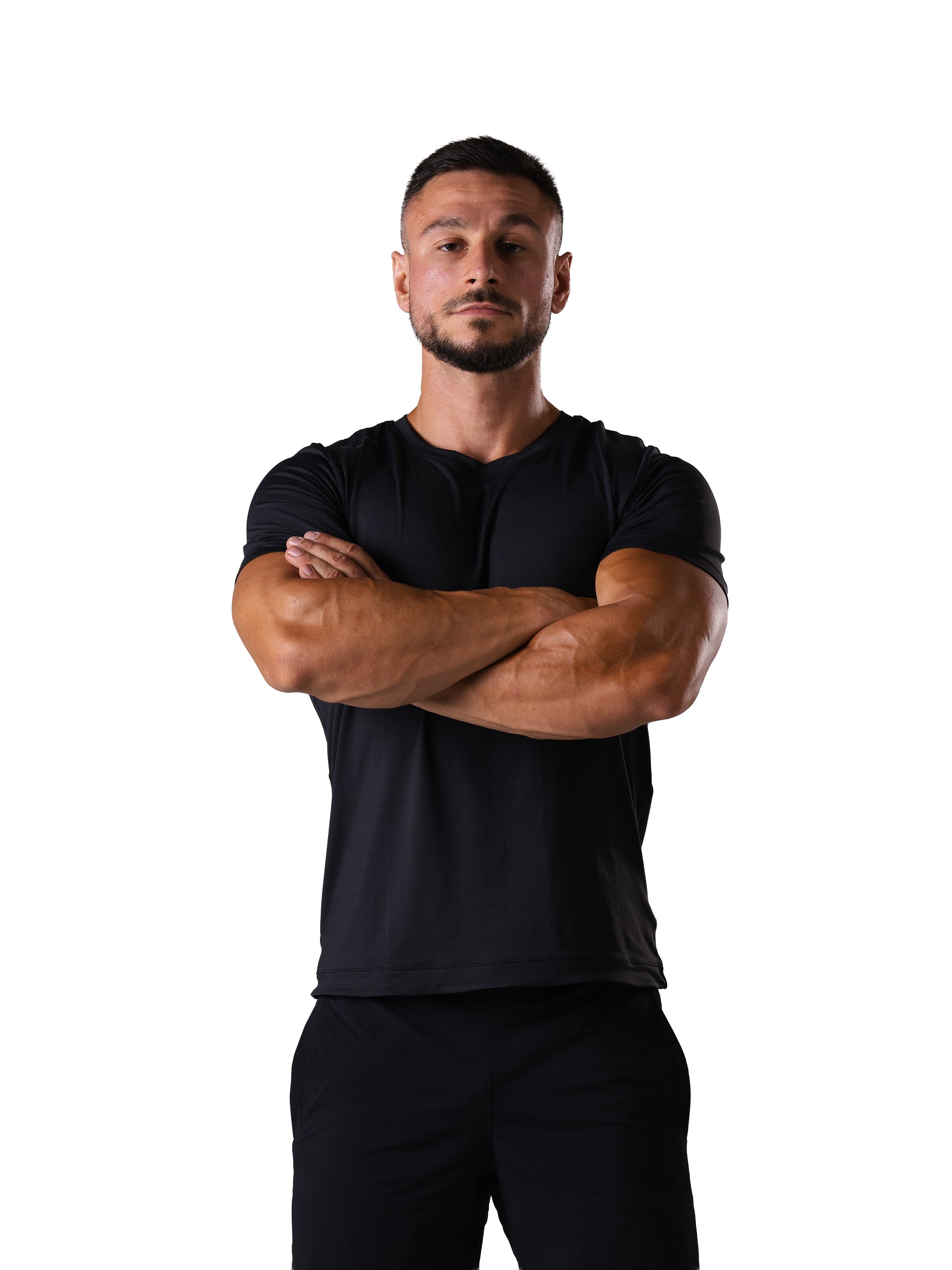 Mann mit verschränkten Armen im Hard Lift T-Shirt in Schwarz von Atletica, Performance-Shirt fürs Krafttraining