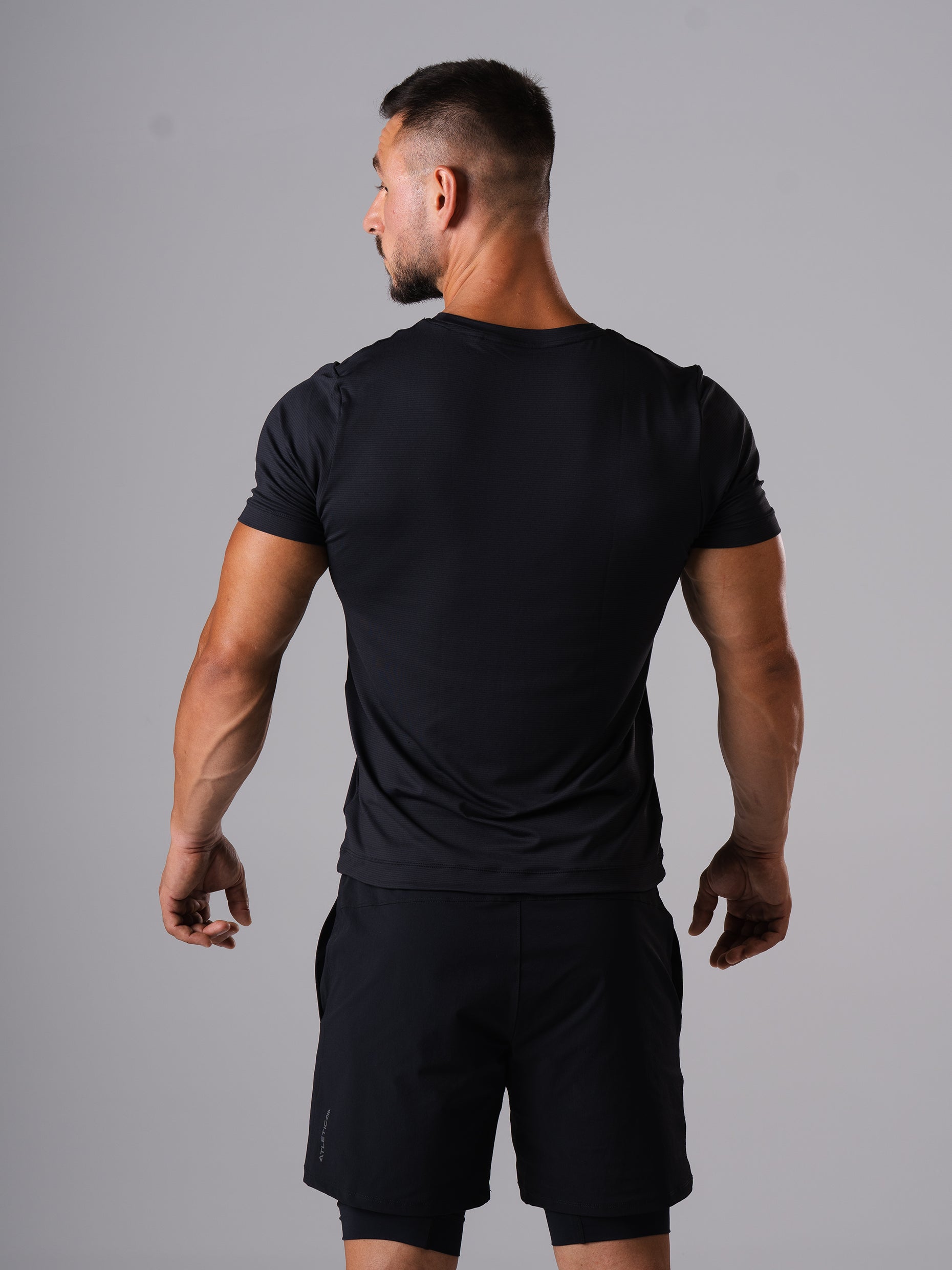 Rückansicht des Hard Lift T-Shirts in Schwarz von Atletica am Model