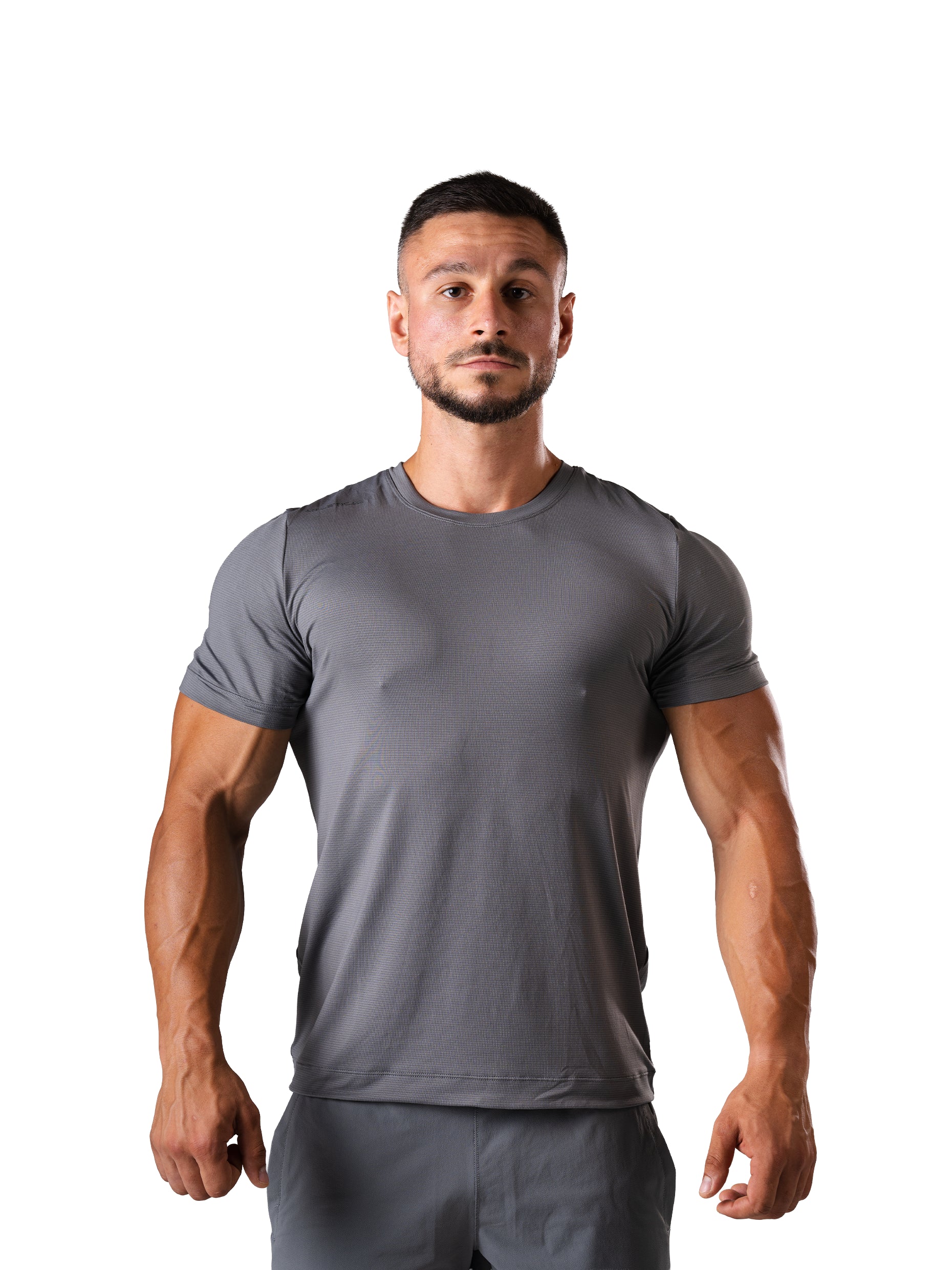 Mann im Hard Lift T-Shirt und den Hard Lift Shorts in CastleRock Grey von Atletica, Frontansicht