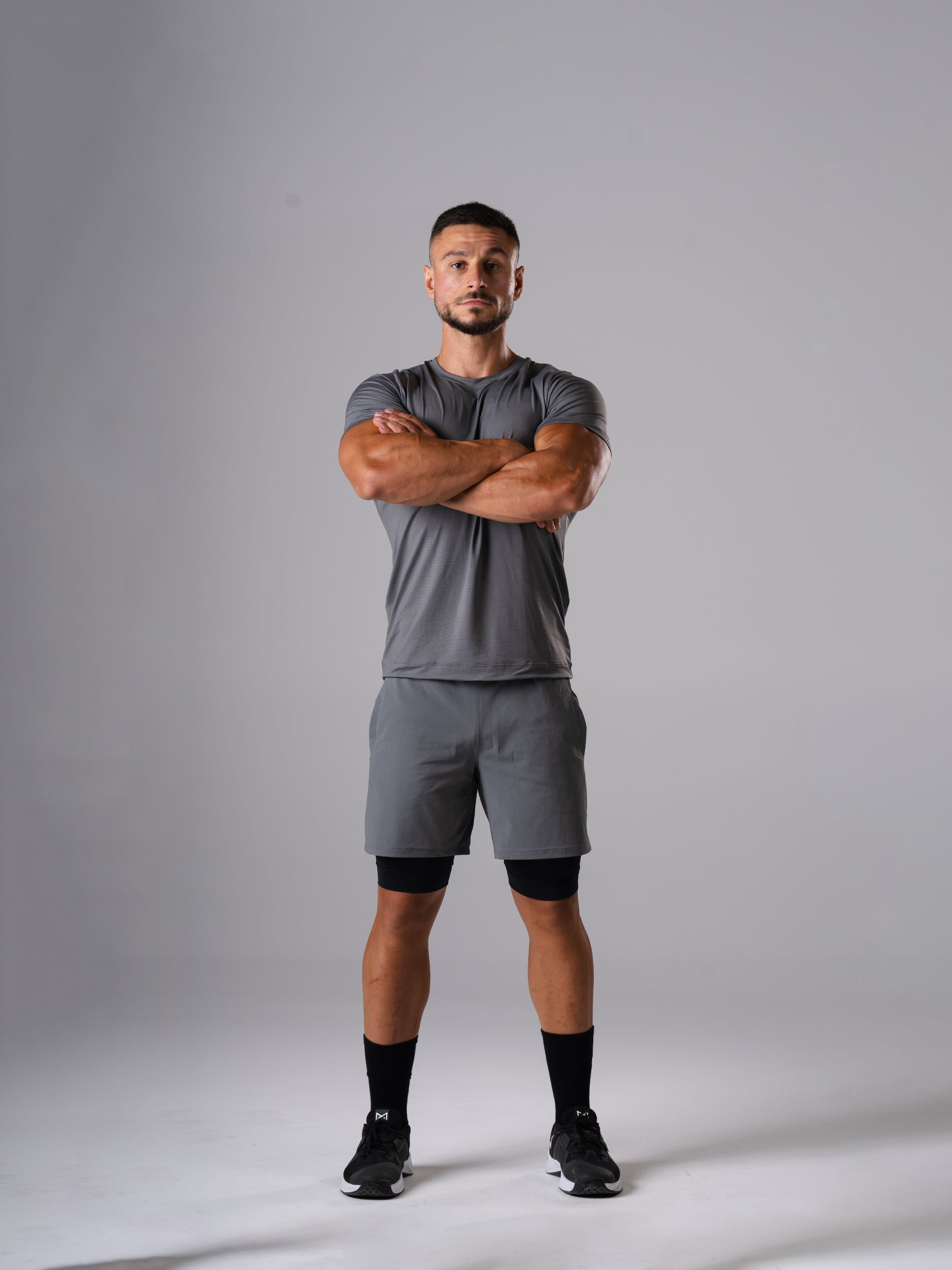 Ganzkörperansicht: Mann im Hard Lift T-Shirt und den Hard Lift Shorts in CastleRock Grey von Atletica