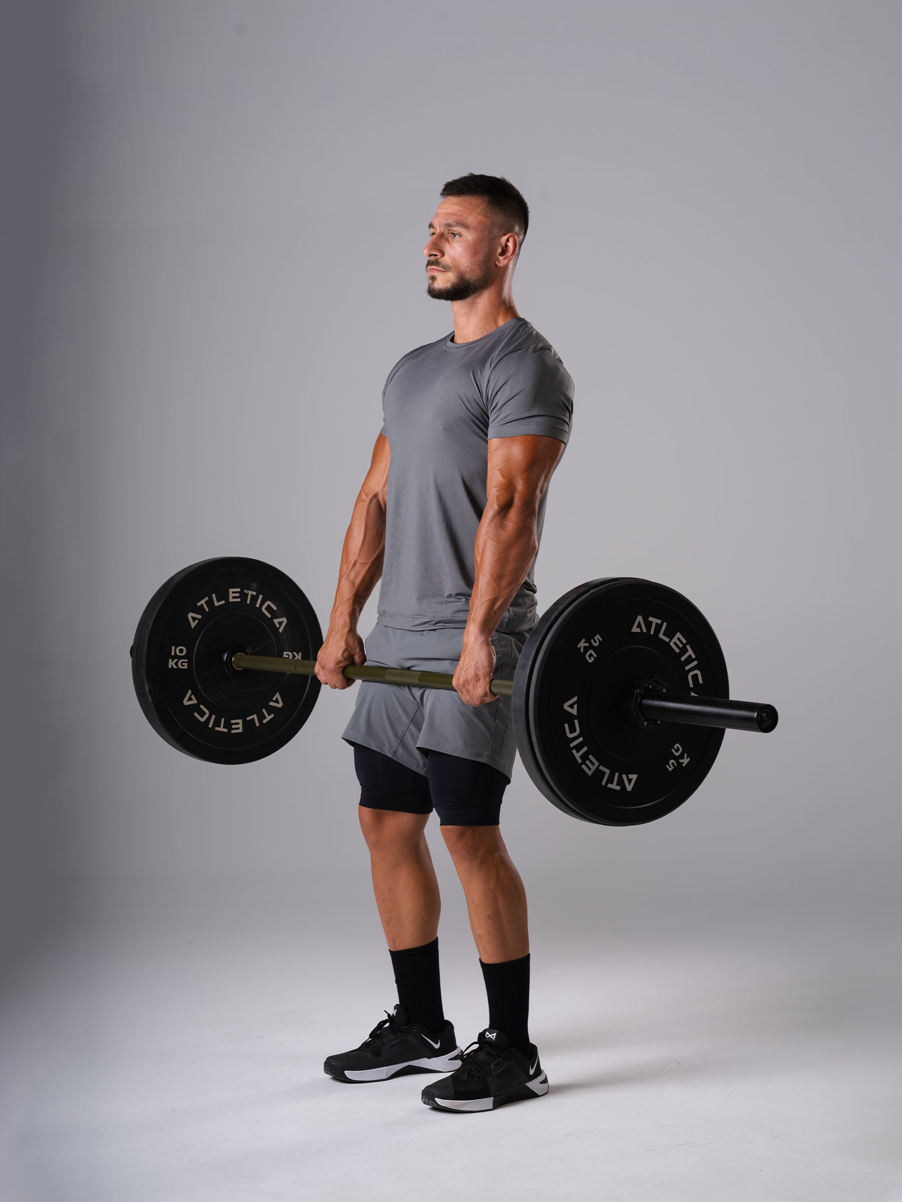 Mann im Hard Lift T-Shirt und den Hard Lift Shorts in CastleRock Grey von Atletica beim Kreuzheben