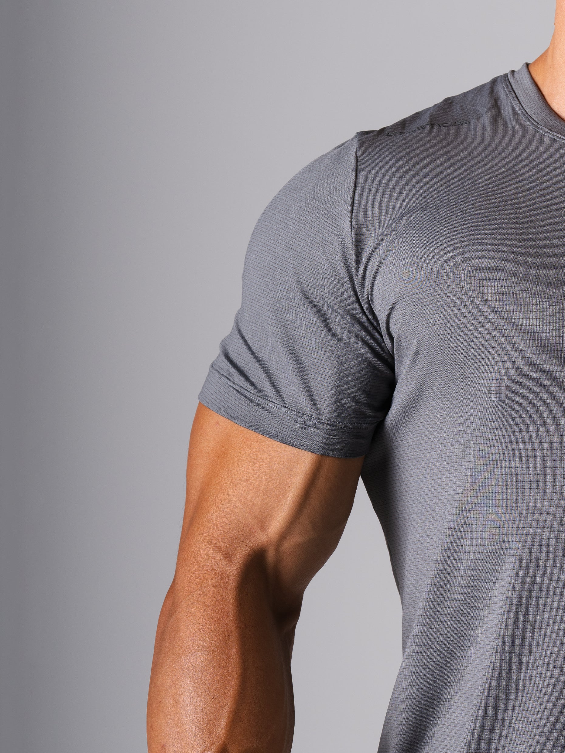 Nahaufnahme von Ärmel und Schulter am Hard Lift T-Shirt in CastleRock Grey von Atletica