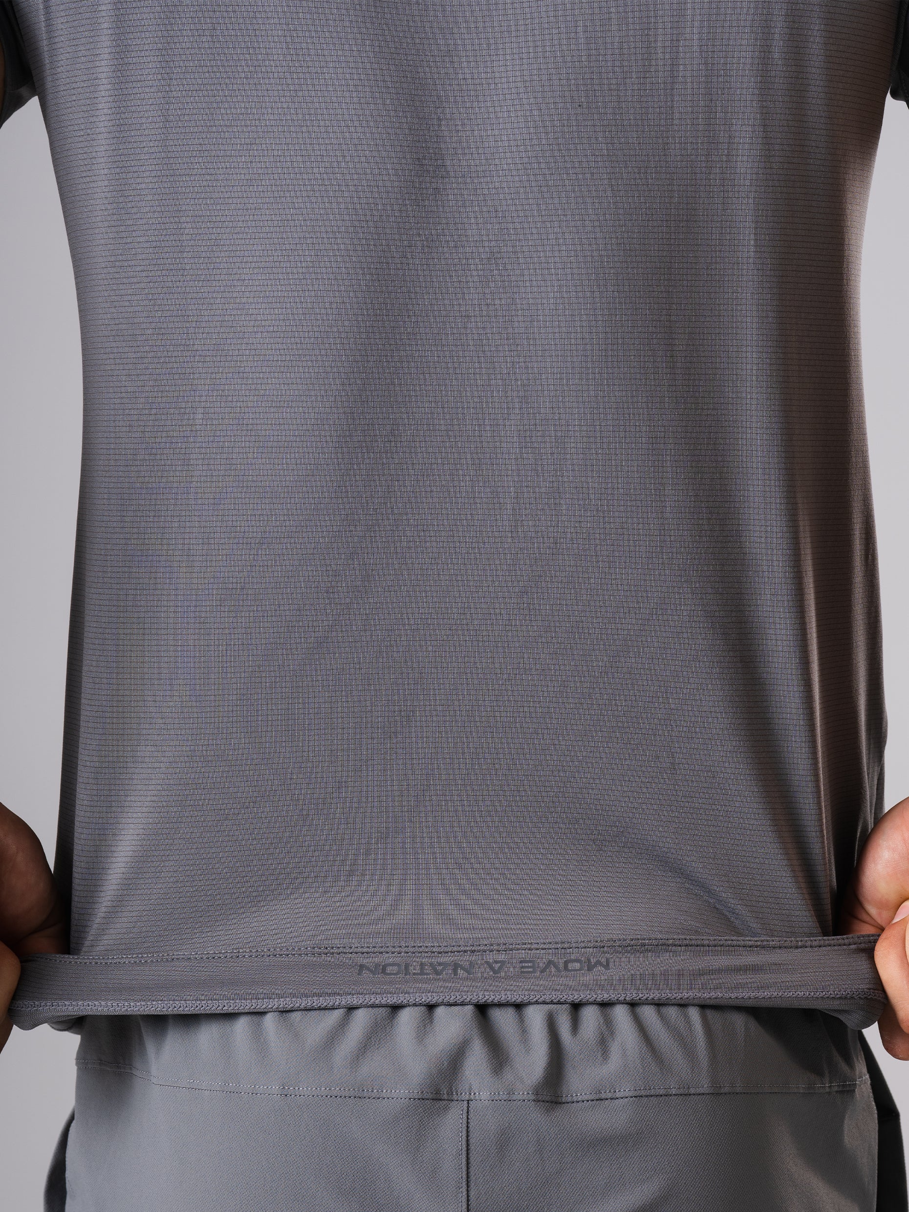 Detailansicht des Saums am Hard Lift T-Shirt mit den Hard Lift Shorts in CastleRock Grey von Atletica