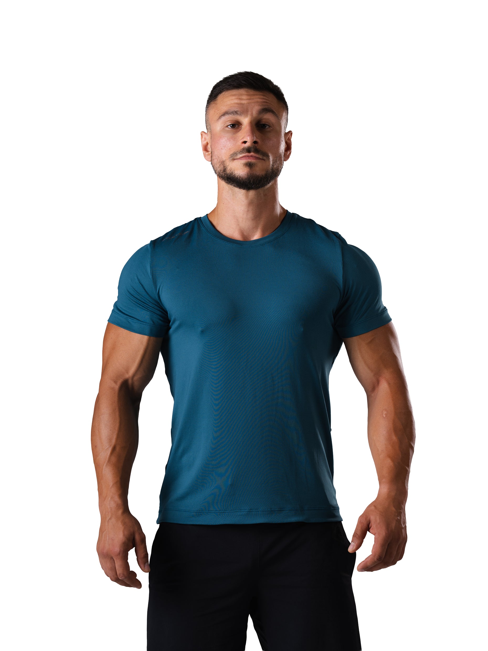 Mann im Hard Lift T-Shirt in Legion Blue von Atletica, Performance-Shirt fürs Krafttraining, Frontansicht