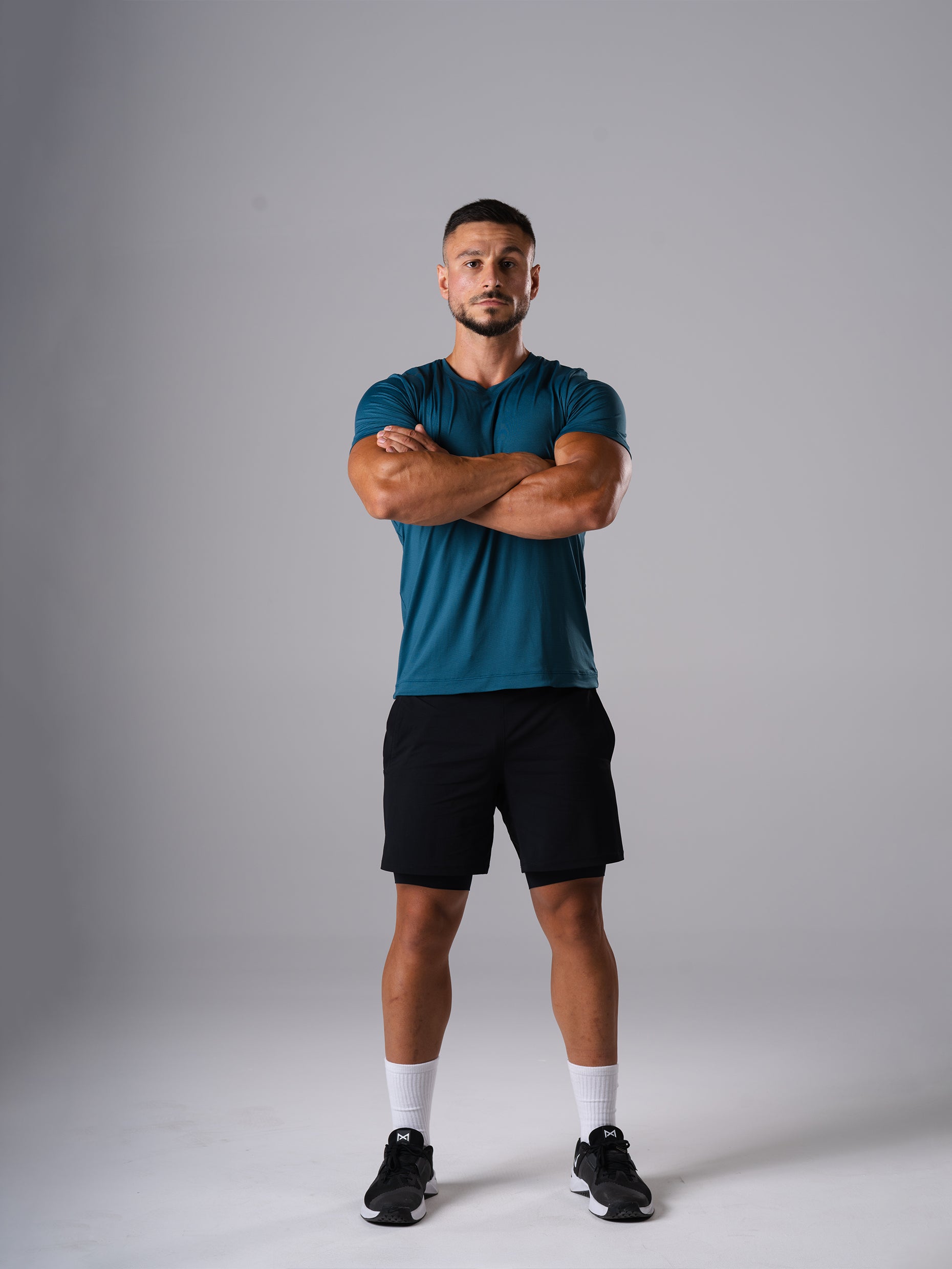 Ganzkörperansicht: Mann im Hard Lift T-Shirt in Legion Blue von Atletica mit verschränkten Armen