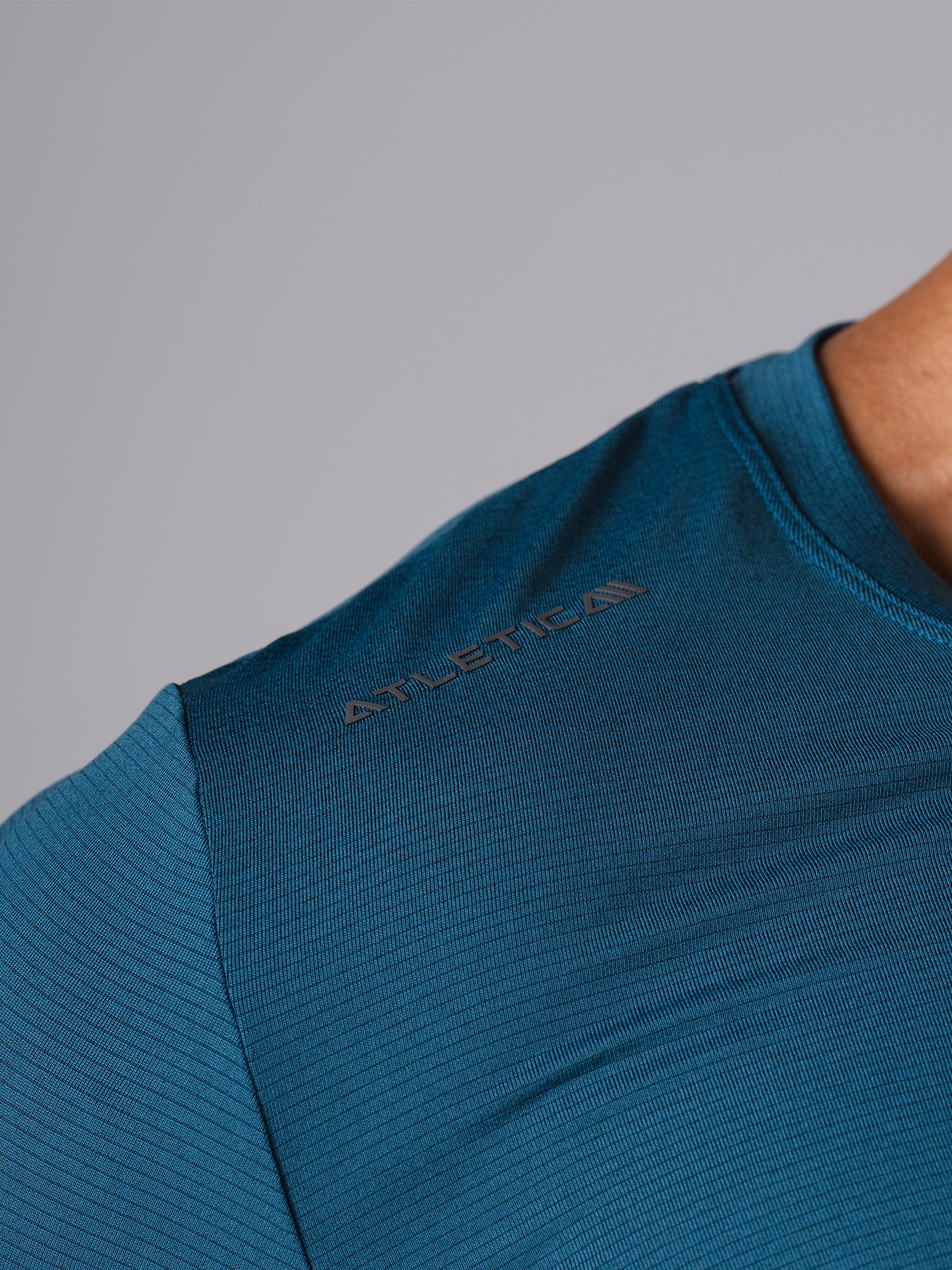 Detailansicht des Hard Lift T-Shirts in Legion Blue von Atletica mit Logo an der Schulter