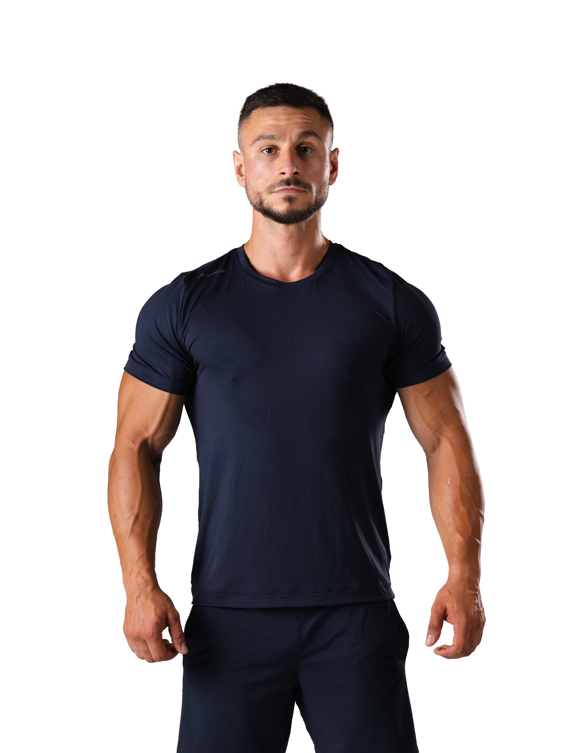 Mann im Hard Lift T-Shirt in Dark Navy von Atletica, Performance-Shirt fürs Krafttraining, Frontansicht