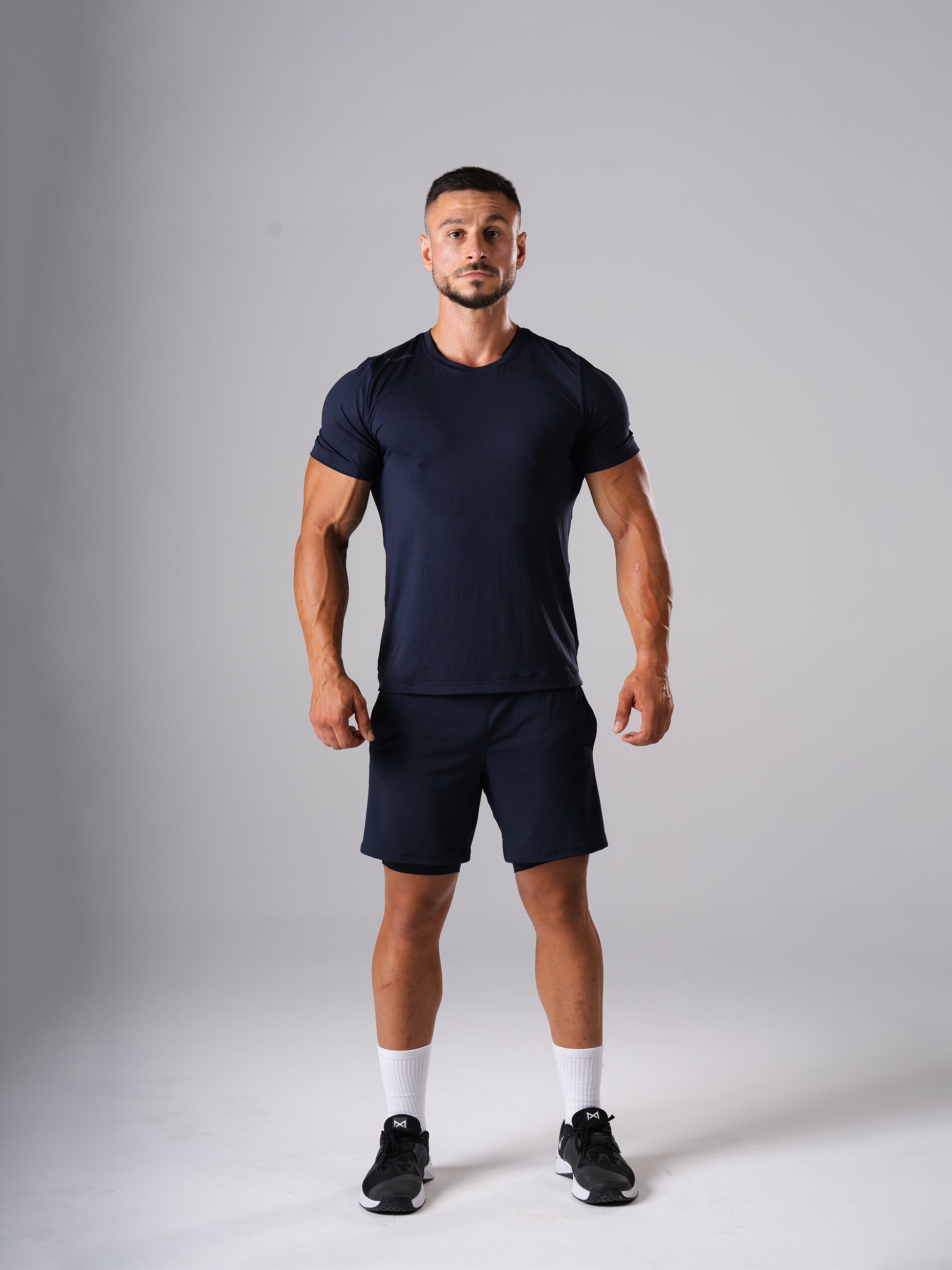 Ganzkörperansicht: Mann im Hard Lift T-Shirt in Dark Navy von Atletica mit passenden Shorts