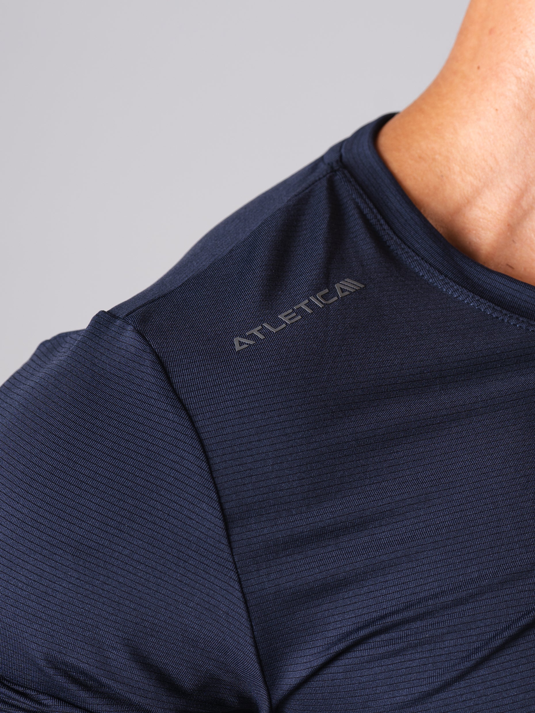 Detailansicht des Hard Lift T-Shirts in Dark Navy von Atletica mit Logo an der Schulter