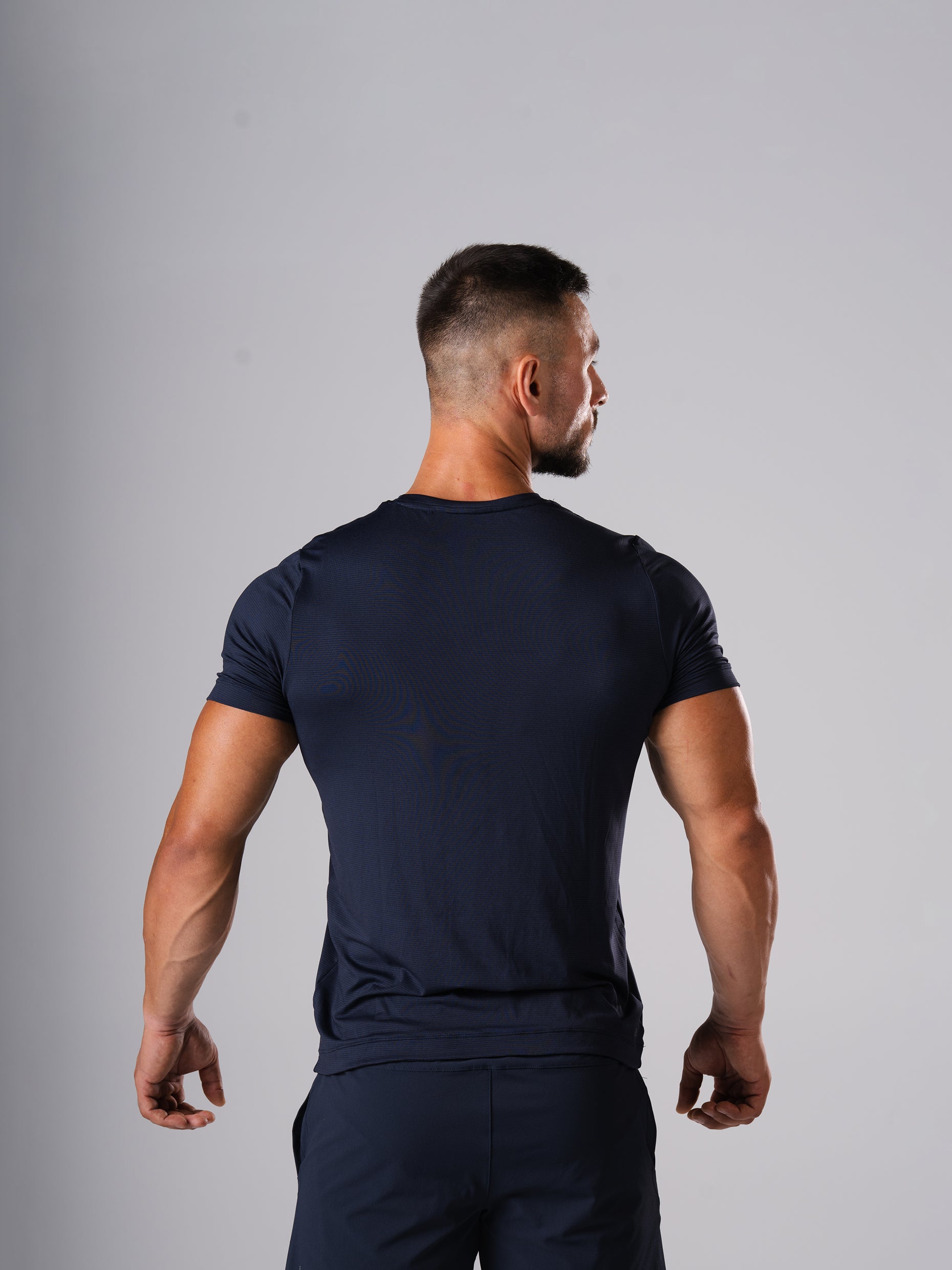Schräge Rückansicht des Hard Lift T-Shirts in Dark Navy von Atletica am Model