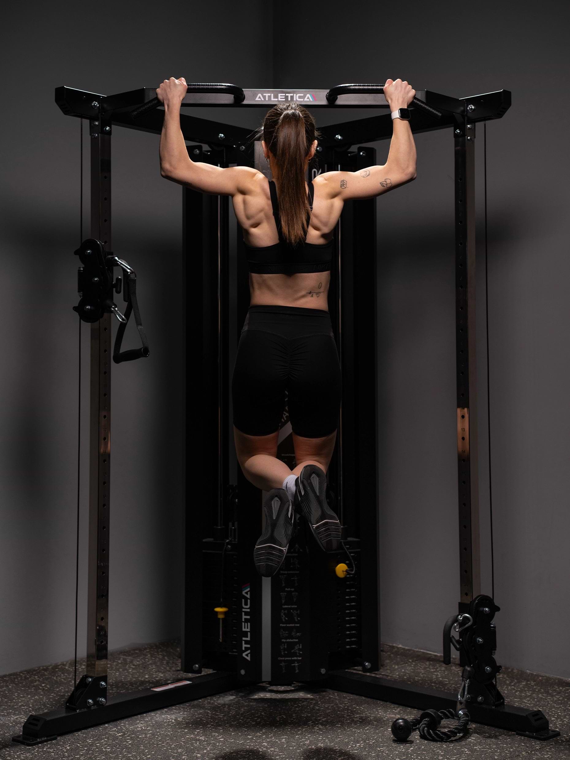 Klimmzüge an der Harrier Kabelzugstation