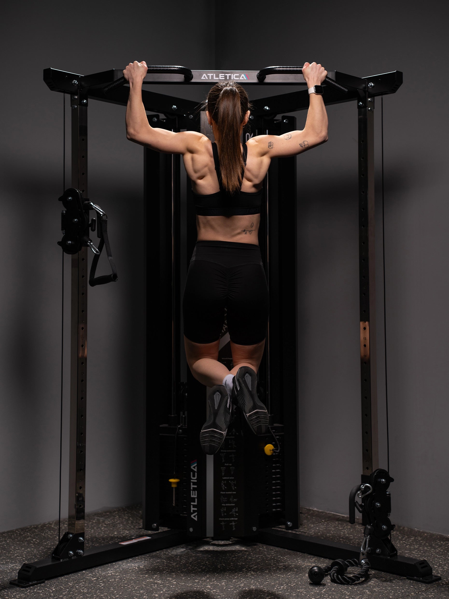 Klimmzüge an der Harrier Kabelzugstation