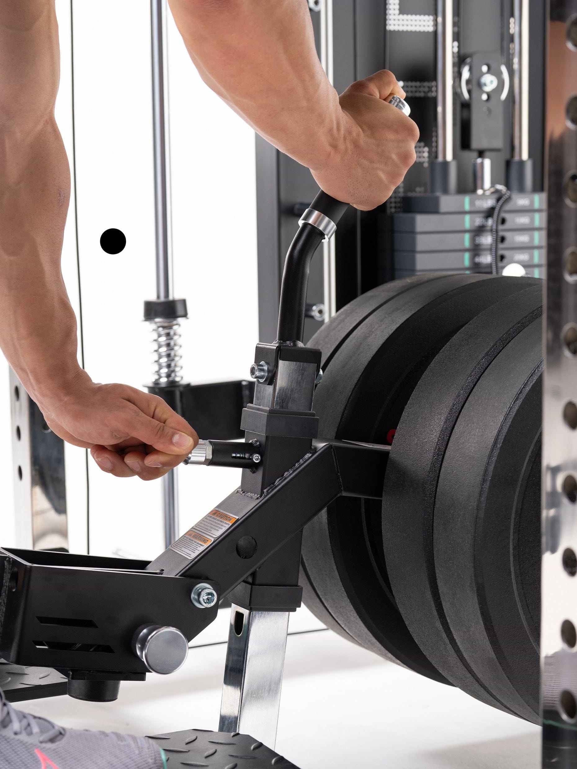 Gewichtsscheiben und Sicherungsstift des Belt Squat Attachments an der Hellraiser Kraftstation