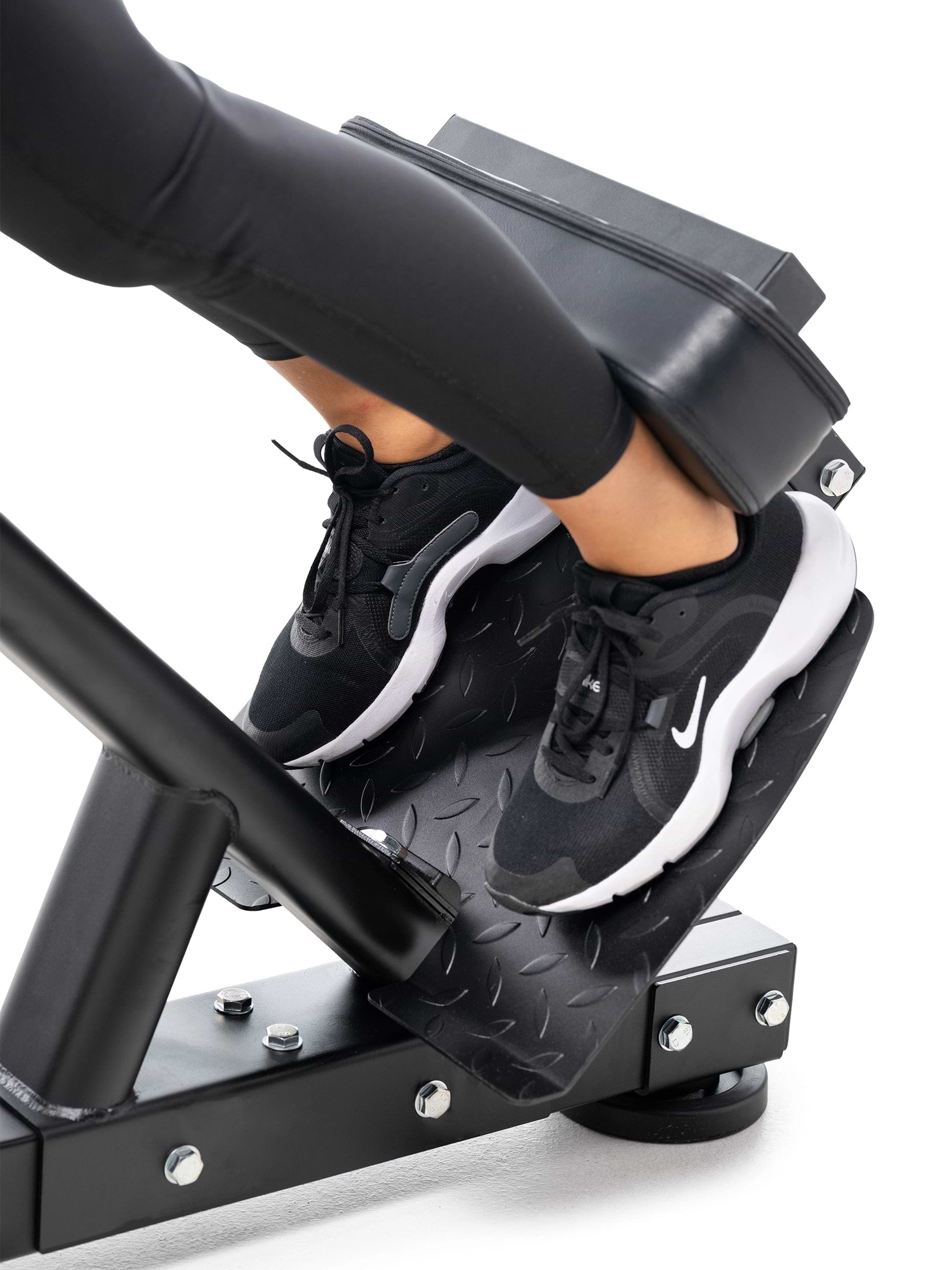 Fußfixierung der rutschfesten Fußplatte am Hyperextension Gerät von Atletica