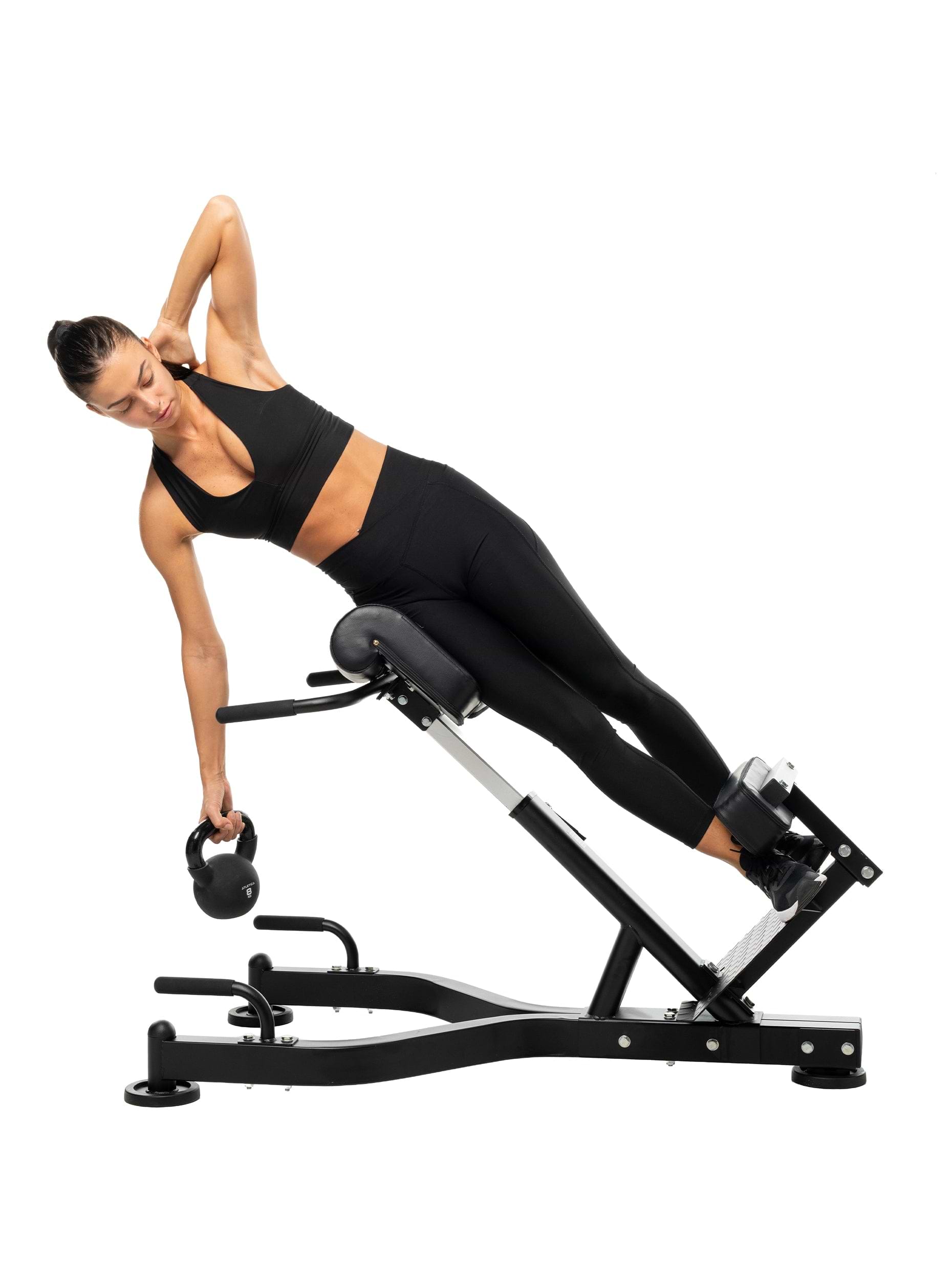 Rückenstreckungen mit Kettlebell am Hyperextension Kraftgerät