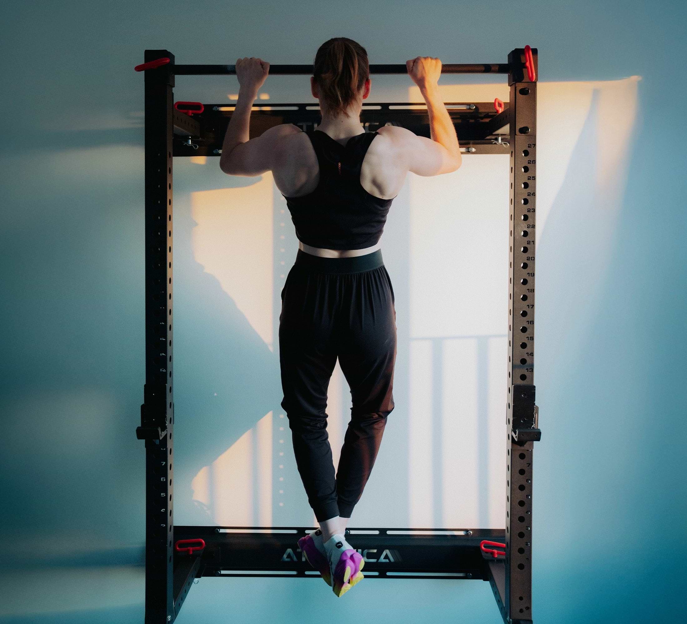 Klimmzüge an der R7 Wall Rack - Stina Johannes