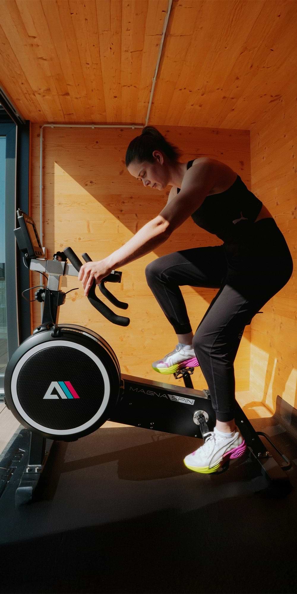 Stina Johannes auf dem MagnaRev Ergometer