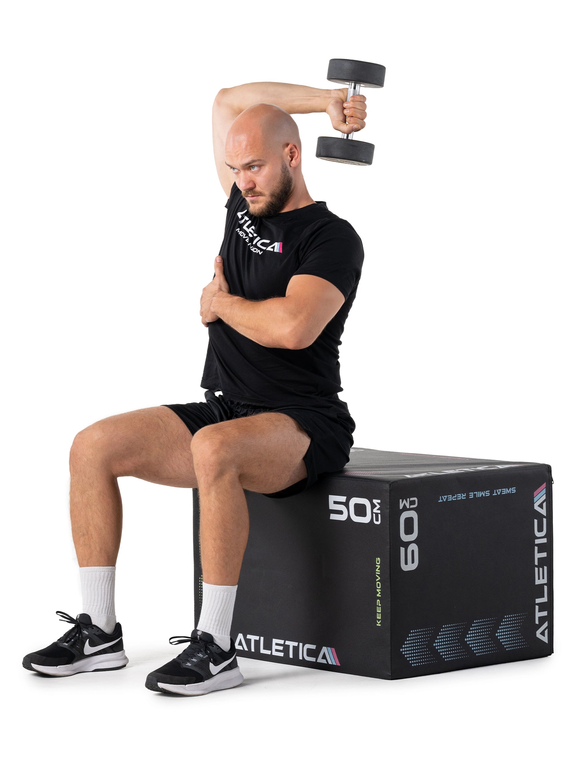 Schultertraining mit Rundhantel auf der Plyo Box Pro Sprungbox