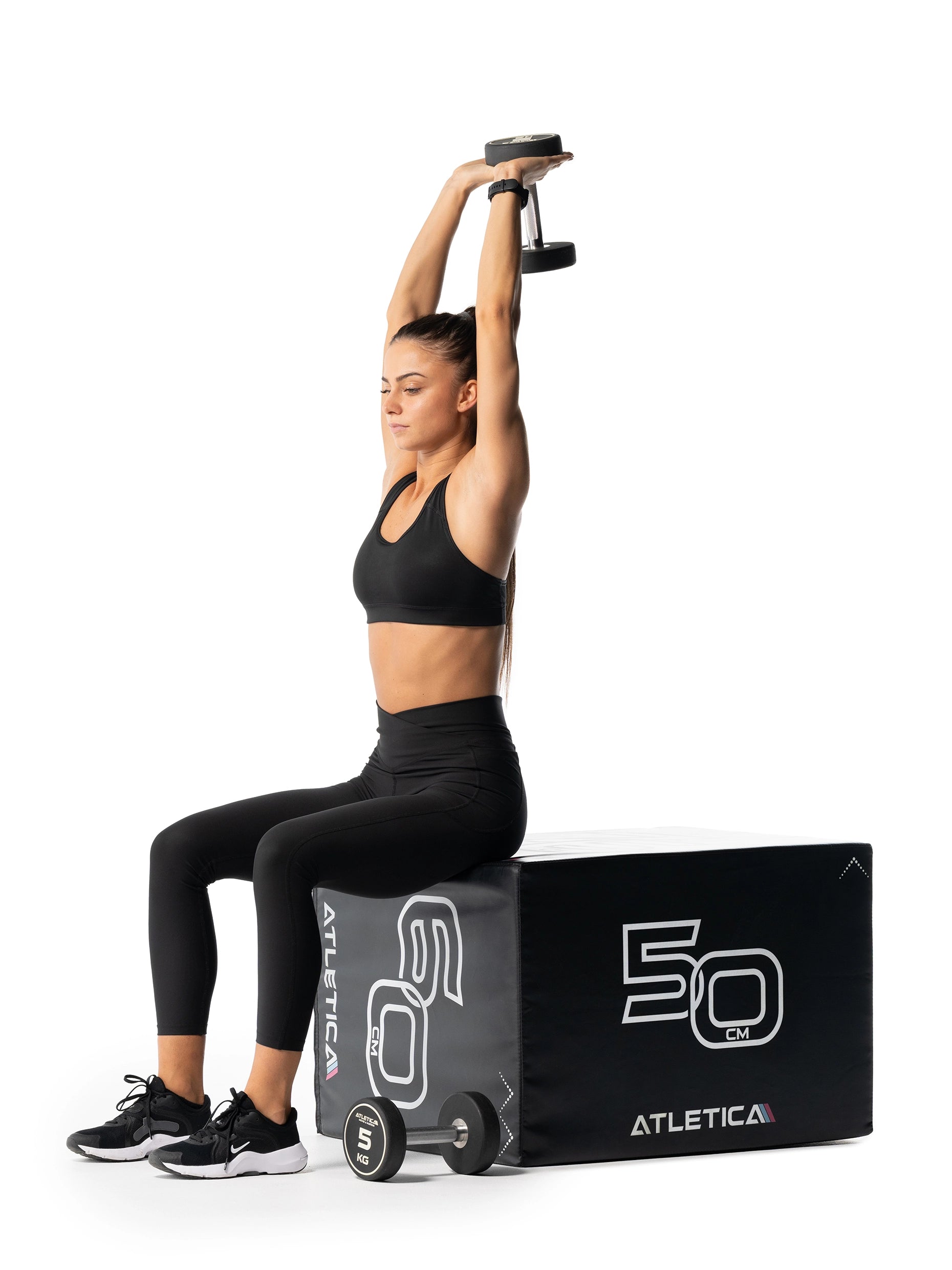 Kurzhantelübungen auf dem Plyo Box