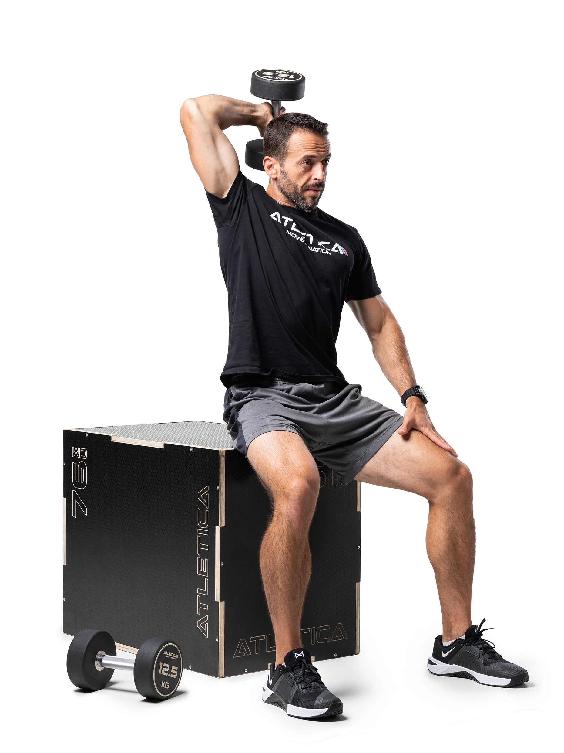 Schulterübungen mit Kurzhantel auf dem Anti-Slip Plyo Box