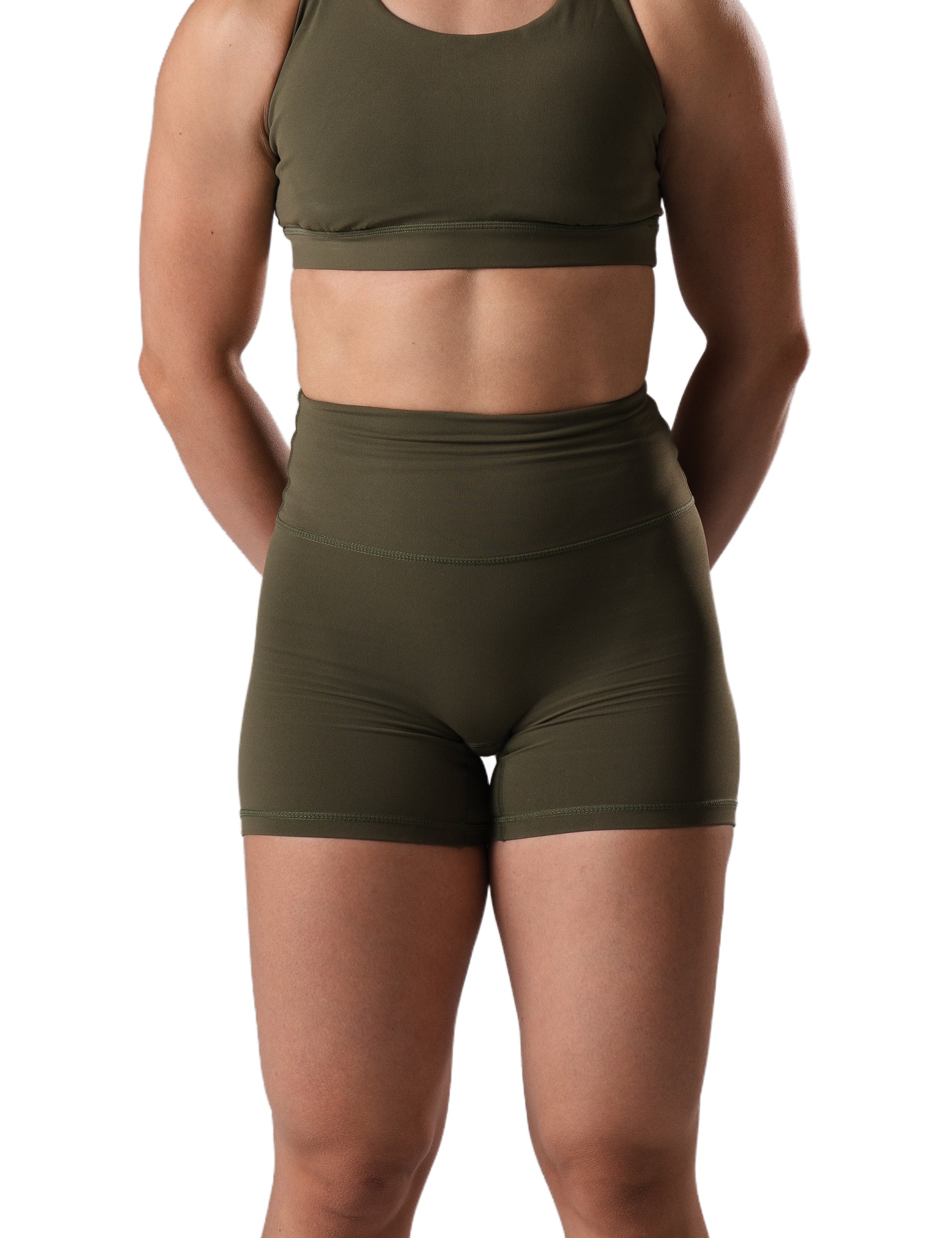Frau in den Power Form Short Tights und Power Form Bra in Olive Night von Atletica, kurze Radlerhose fürs Training, Frontansicht