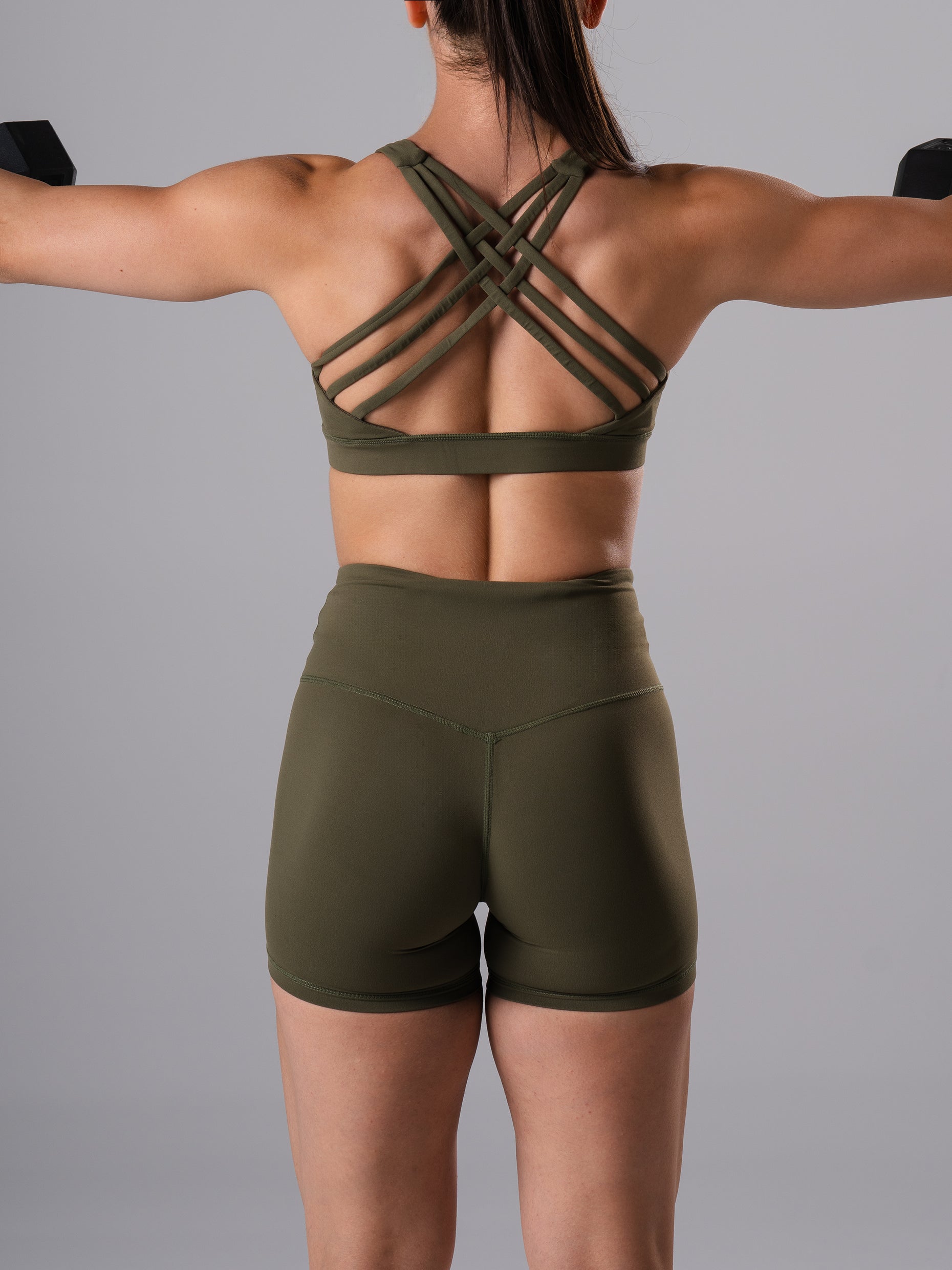 Rückansicht der Power Form Short Tights in Olive Night von Atletica mit Olive Night Power Form Bra