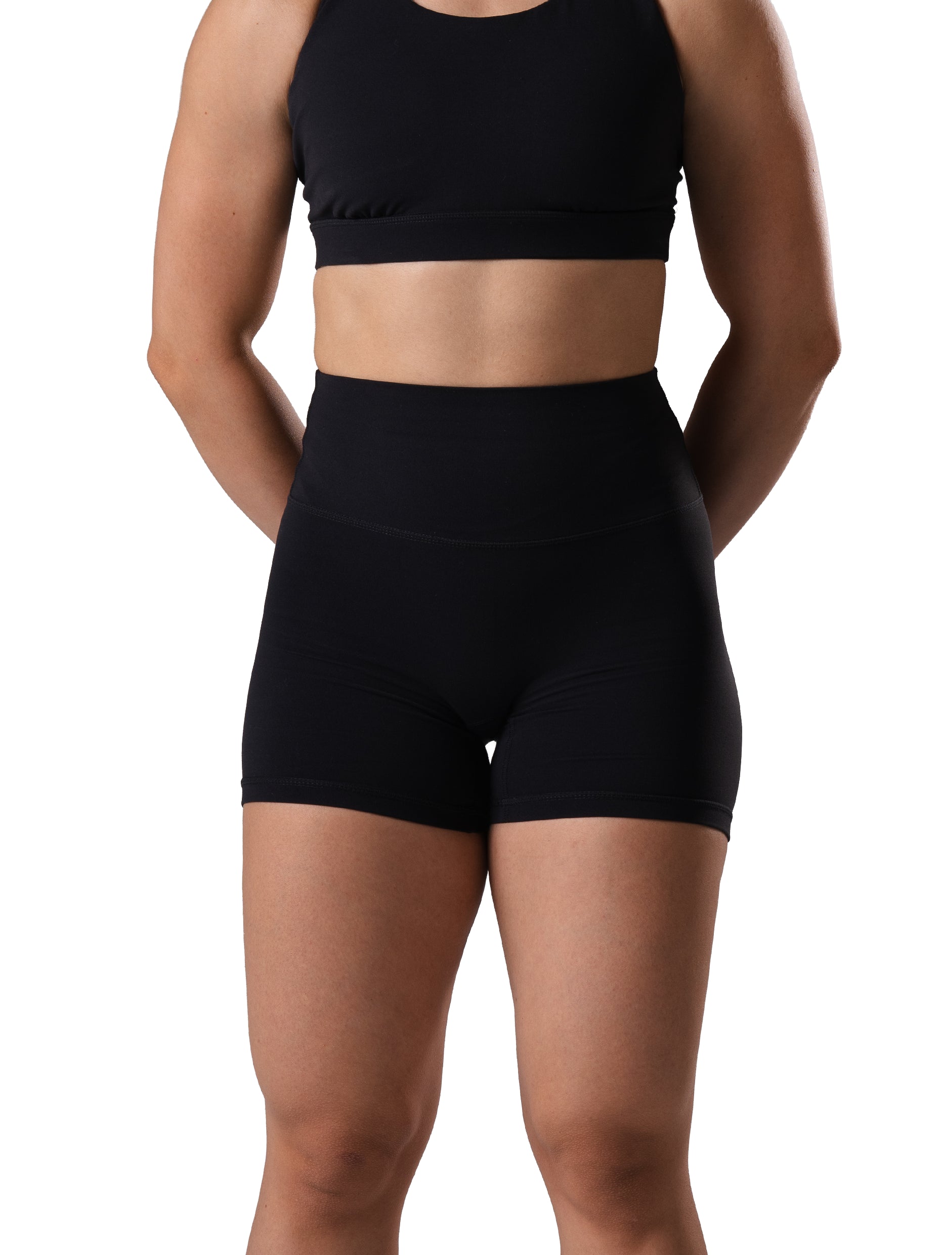 Frau in den Power Form Short Tights in Schwarz von Atletica, kurze Radlerhose fürs Training, Frontansicht