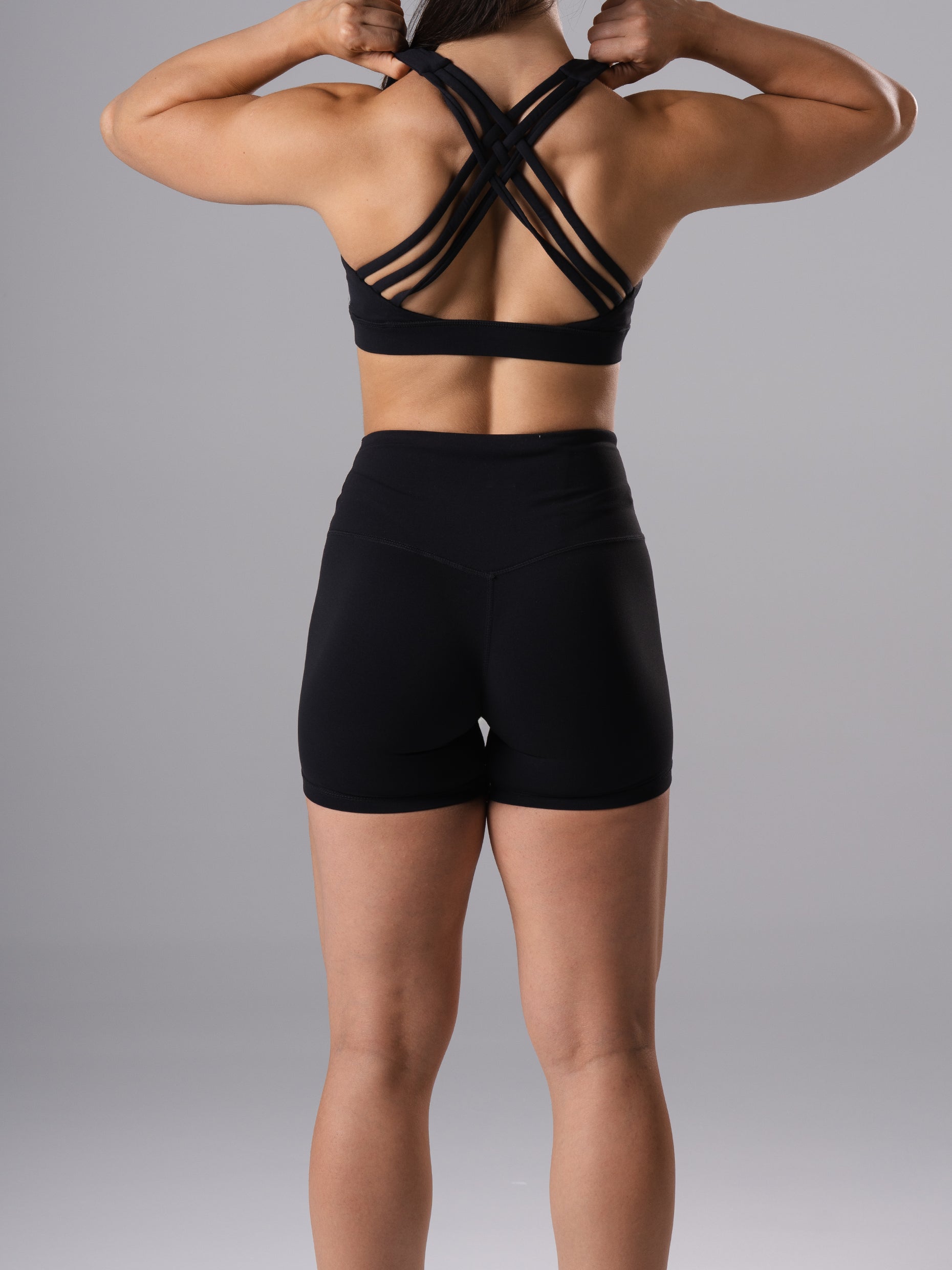 Rückansicht der Power Form Short Tights in Schwarz von Atletica mit schwarzem Sport-BH