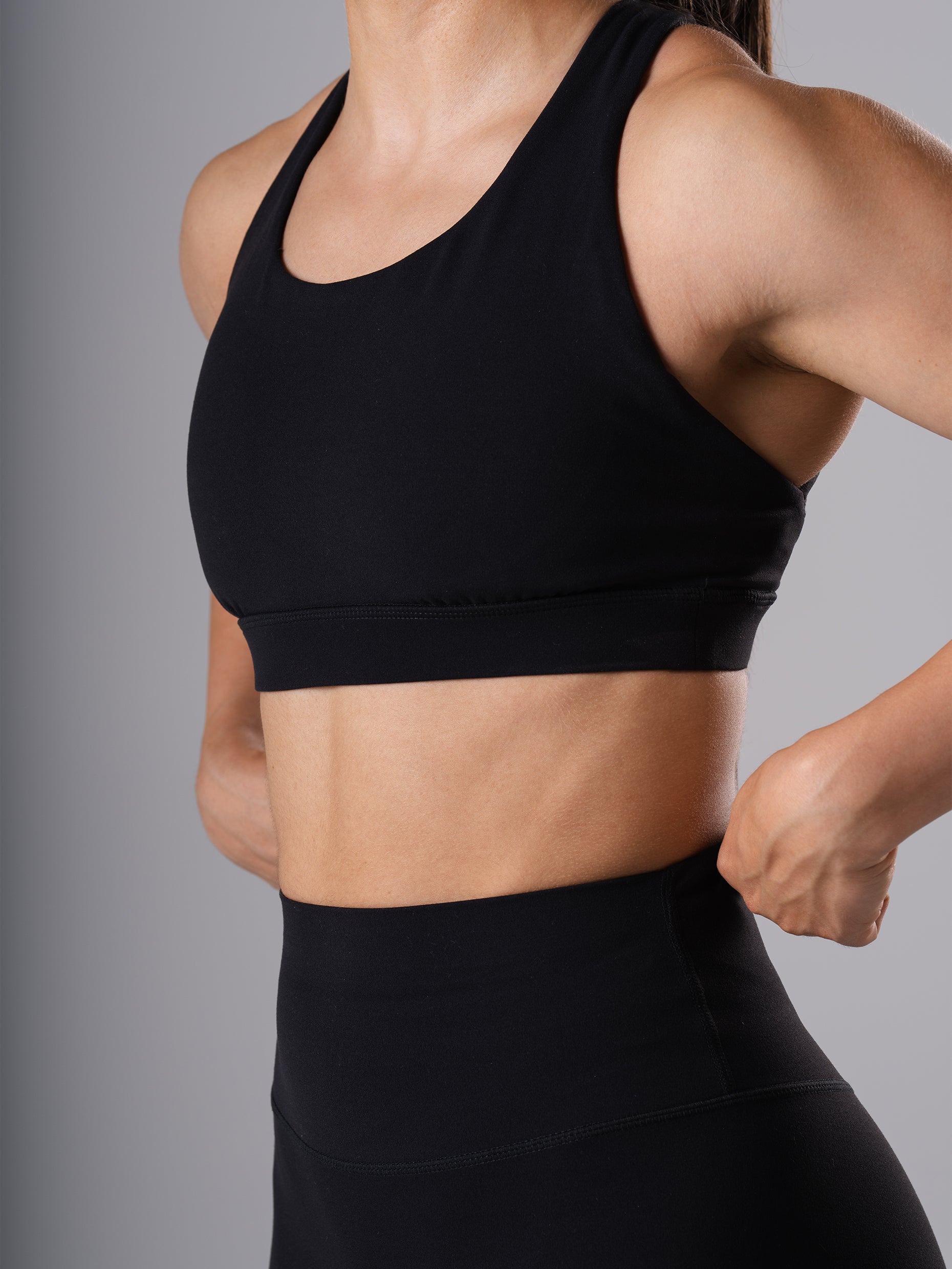Seitliche Nahaufnahme des Power Form Sports Bra in Schwarz von Atletica