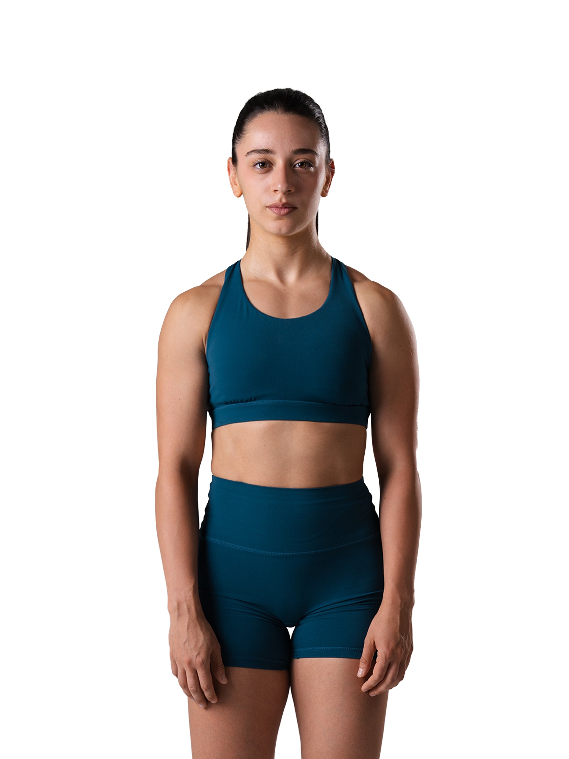 Frau im Power Form Sports Bra und Shorts in Blue Lagoon von Atletica, Sport-BH fürs Training, Frontansicht